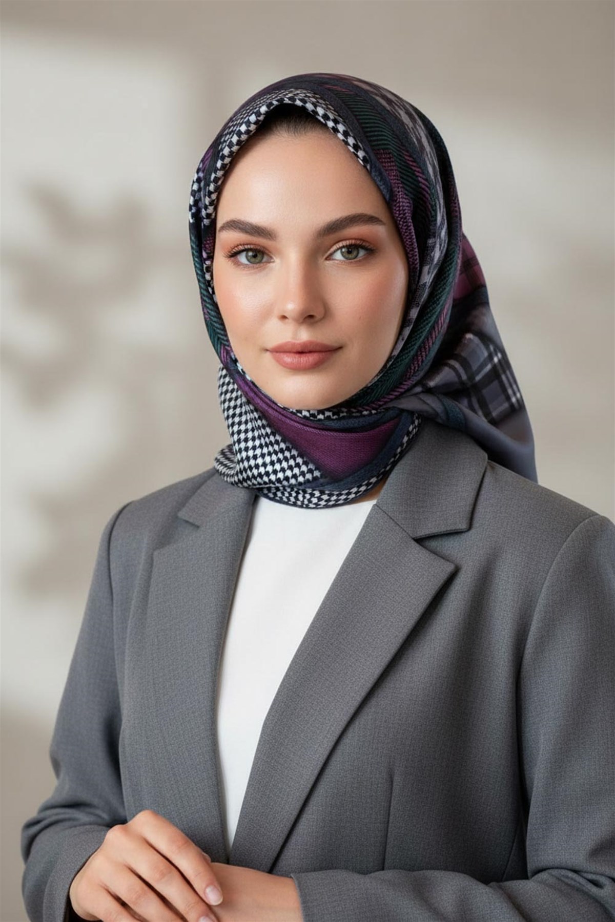 %100 Twill İpek Kazakayaklı Ve Ekose Desenli Gri - Gümüş Renkli 90x90 Eşarp Dikim Şekli : El Dikişi