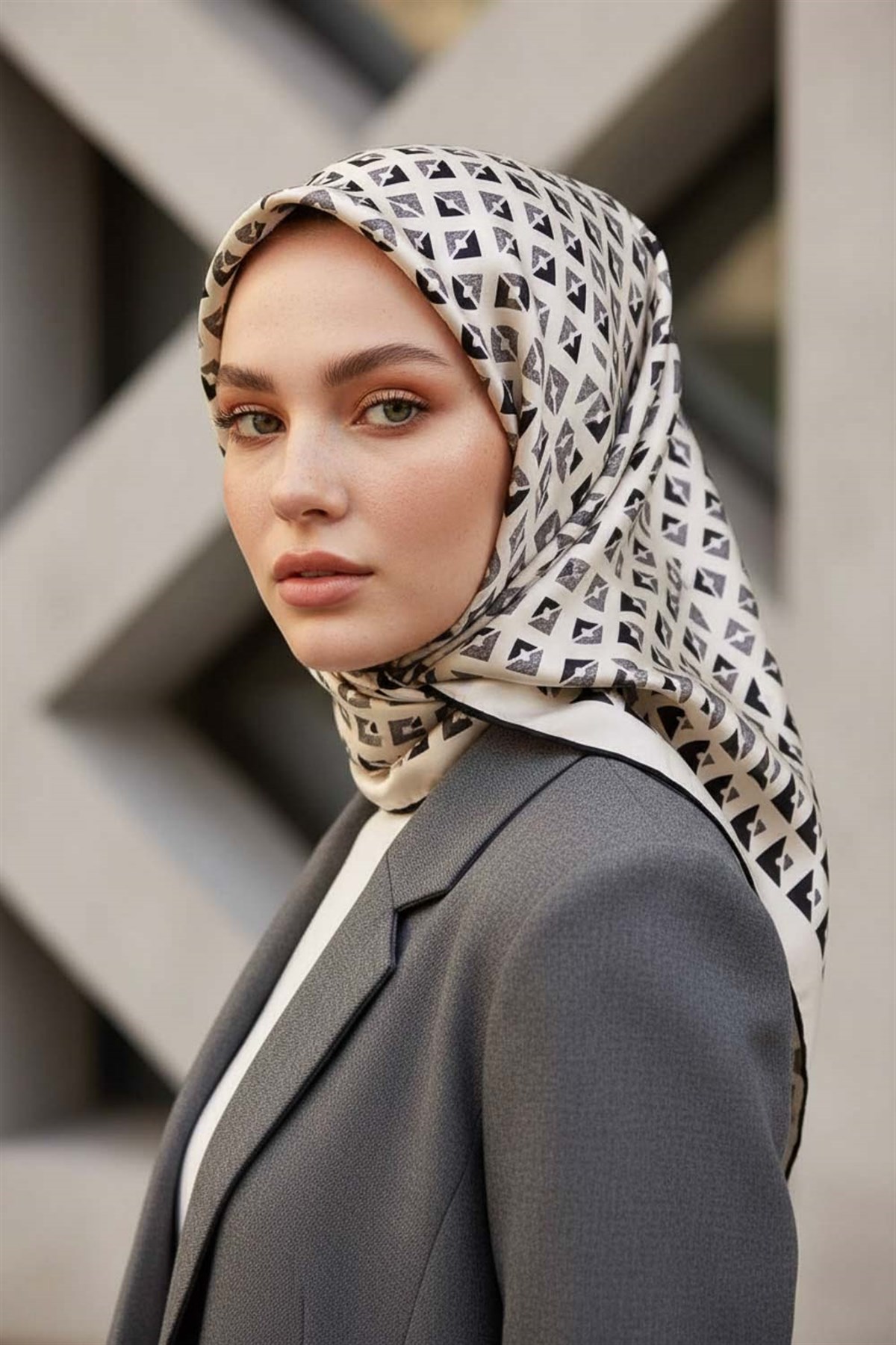 %100 Twill İpek Geometrik Desenli Beyaz - Siyah Renkli 90x90 Eşarp Dikim Şekli : El Dikişi