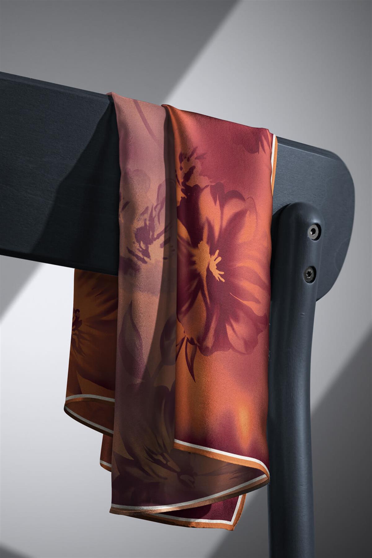 100% Twill İpek Çiçek Desenli Taba Renkli 90x90 Dikim Şekli : El Dikişi Eşarp