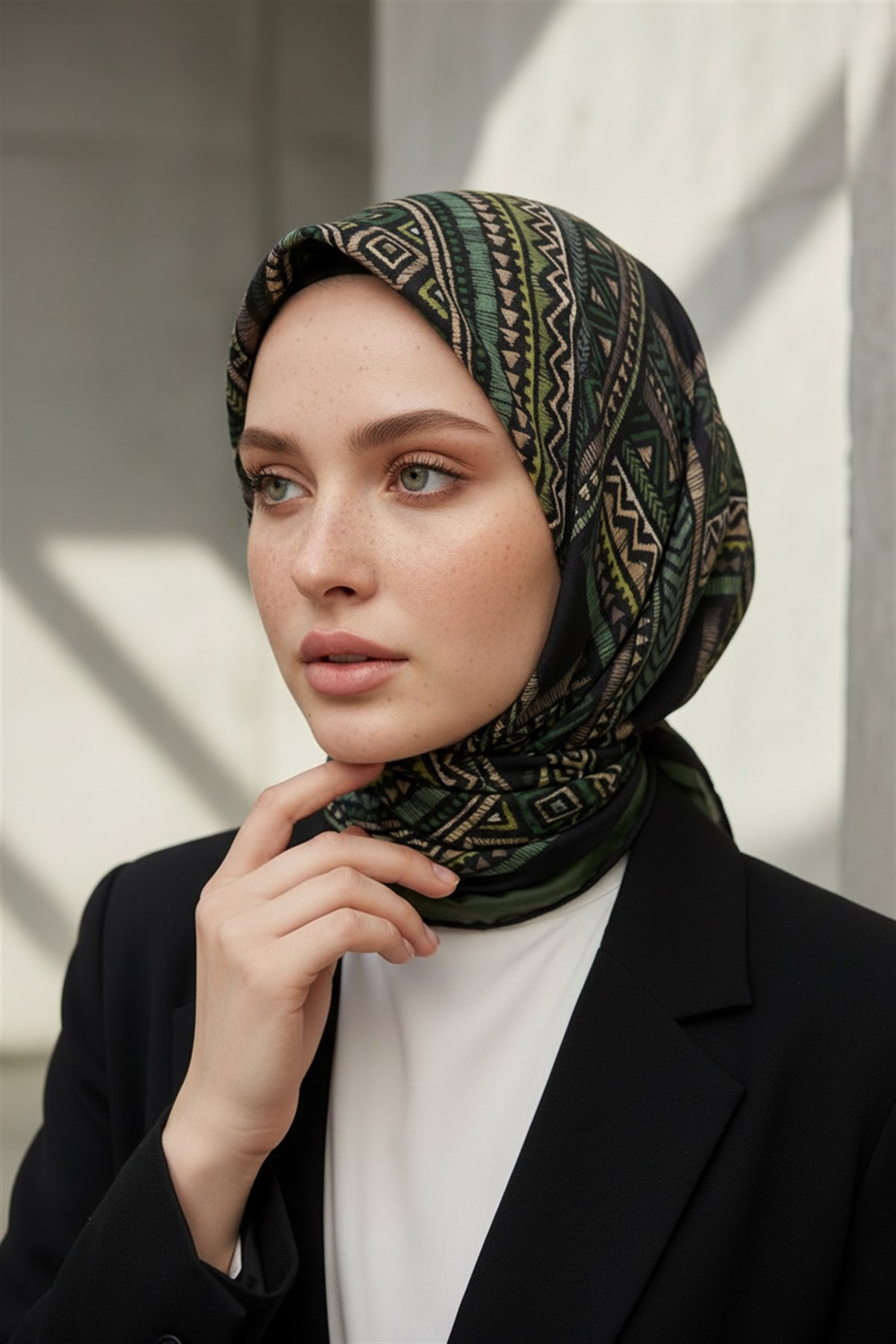 %100 Twill İpek Etnik Desenli Siyah - Zümrüt Yeşili Renkli 90x90 Eşarp Dikim Şekli : El Dikişi