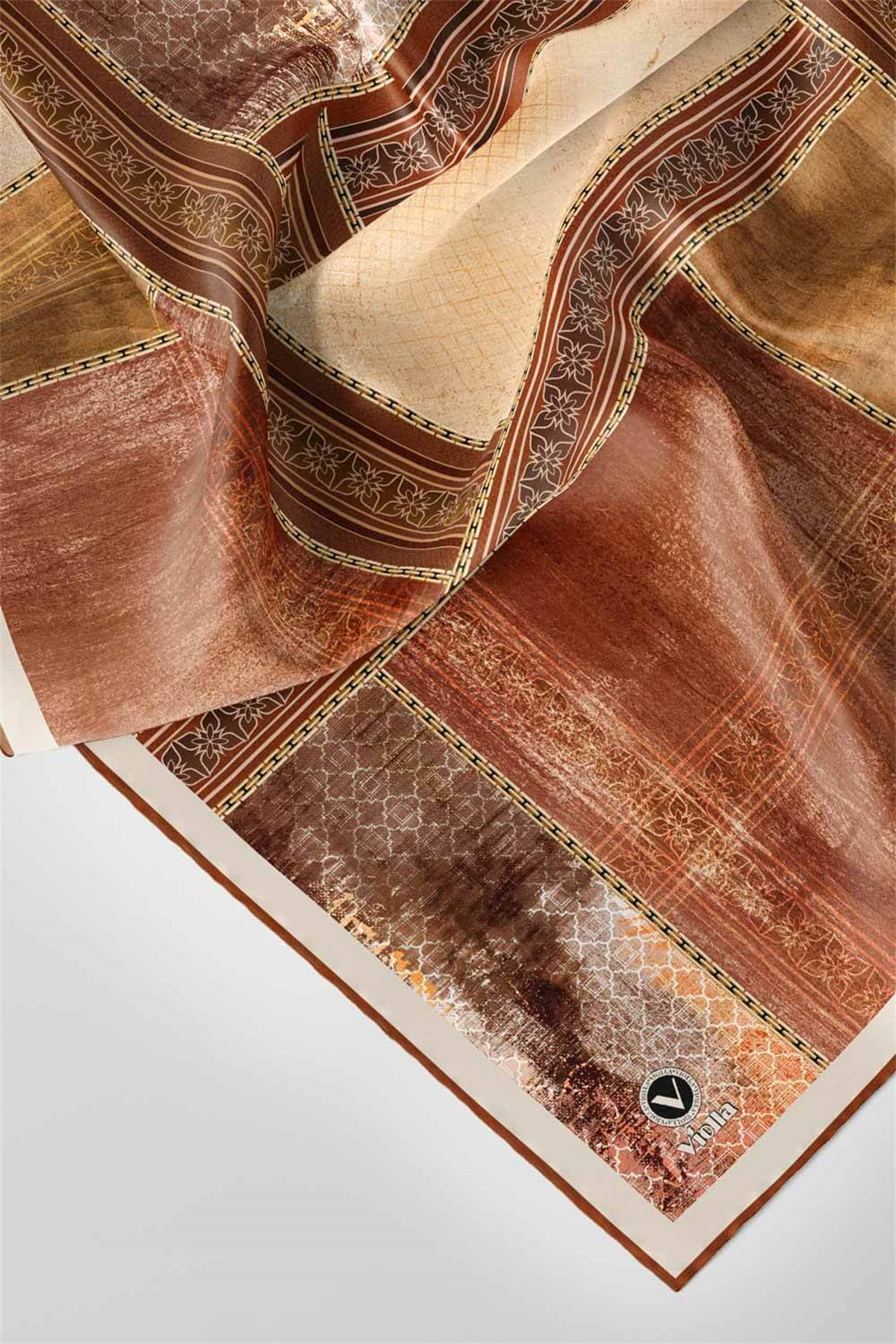 Twill Dokulu Ve Geometrik Desenli Taba Renkli 90x90 Eşarp (İpek İçermez) Dikim Şekli : El Dikişi