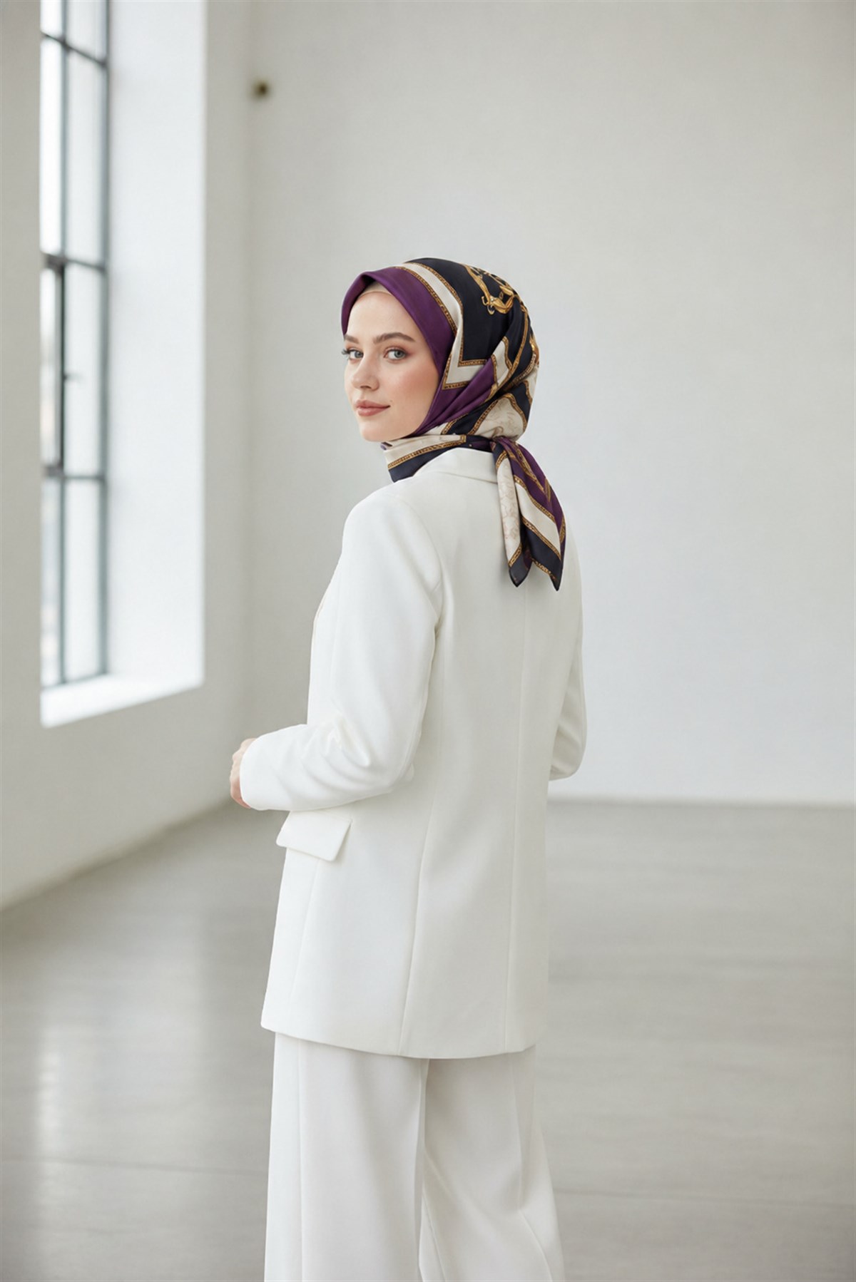 %100 Twill İpek Monogram ve Barok Desenli Lila - Lacivert Renkli 90x90 Eşarp Dikim Şekli : El Dikişi