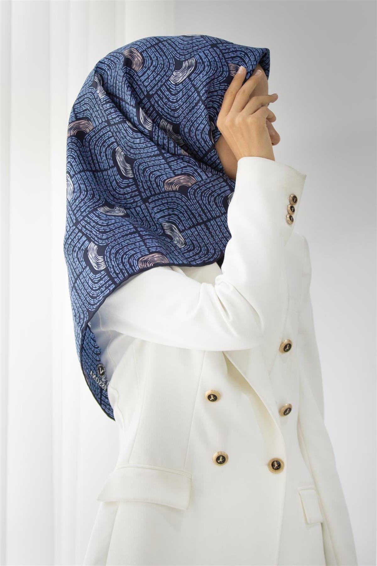 %100 Twill İpek Geometrik Desenli İndigo - Siyah Renkli 90x90 Eşarp Dikim Şekli : El Dikişi