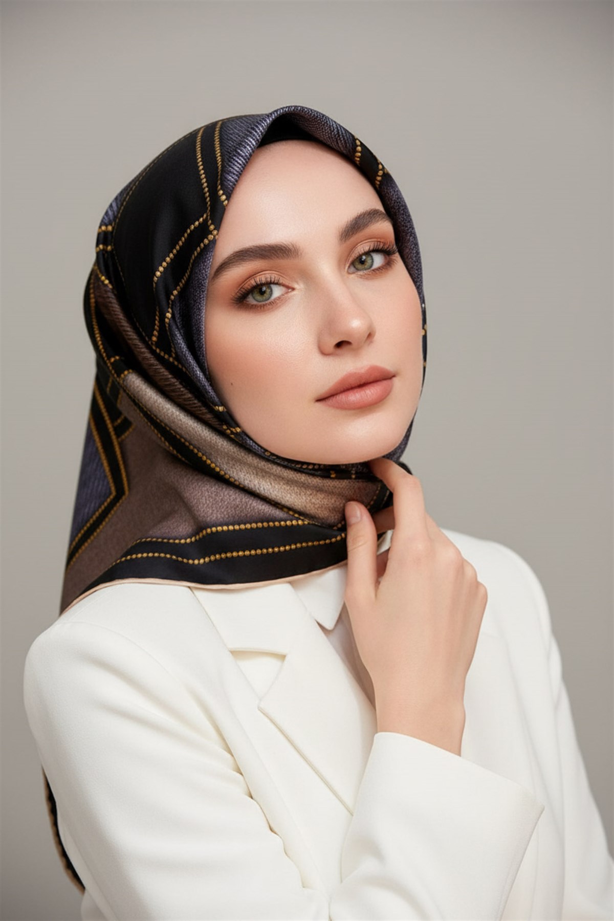 100% Twill İpek Gold Detaylı Kare Desenli Gri - Bej Renkli 90x90 Dikim Şekli : El Dikişi
