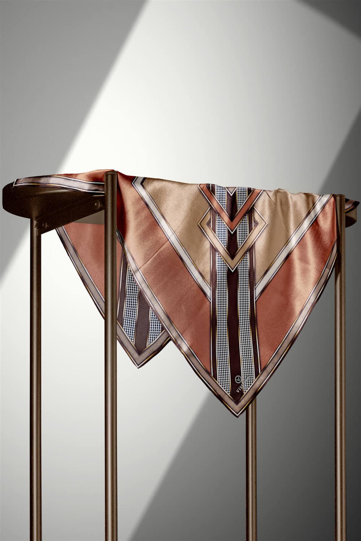 %100 Twill İpek Kareli Kazayaklı Desenli Bakır - Sütlü Kahverengi Renkli 90x90 Eşarp Kenar Dikiş Şekli El Dikişli