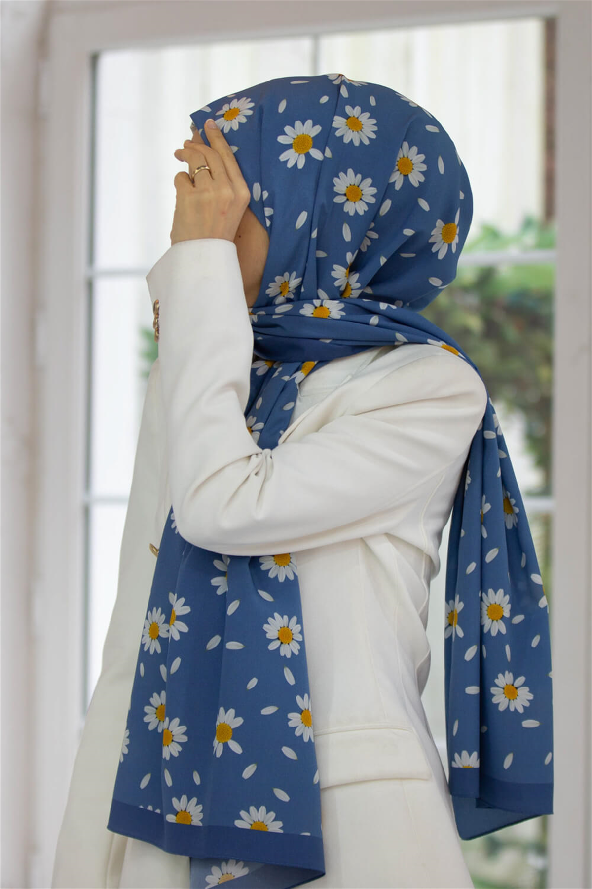 LÜKS MEDİNE İPEĞİ PAPATYA DESENLİ BEBE MAVİSİ RENKLİ 75X195 KIRIŞMAZ ŞAL MOSS KREP DİKİŞ TİPİ İTALYAN DİKİŞLİ