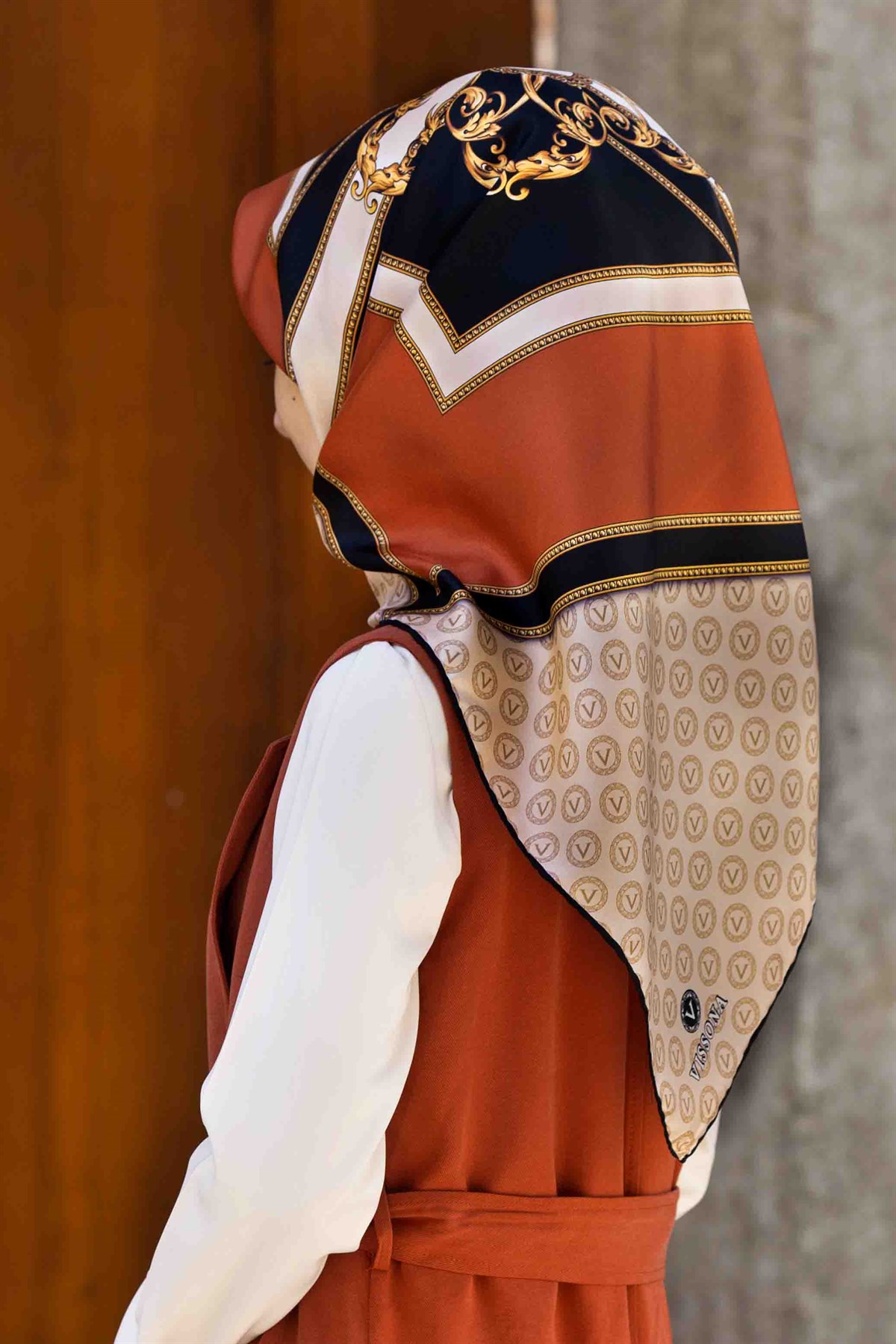 %100 Twill İpek Monogram ve Barok Desenli Krem - Taba Renkli 90x90 Eşarp Dikim Şekli : El Dikişi
