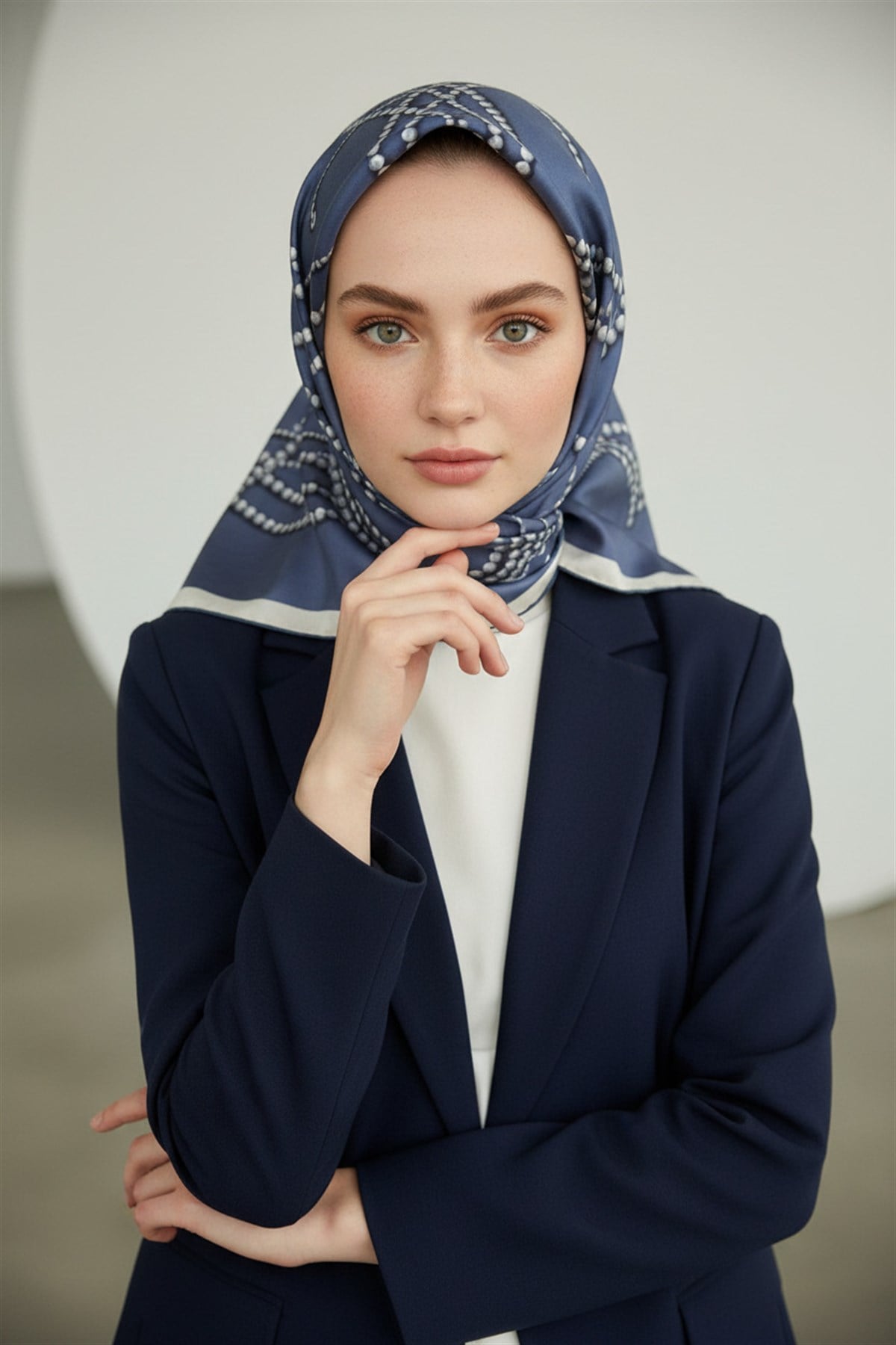 %100 Twill İpek İnci Desenli İndigo Renkli 90x90 Eşarp Kenar Dikiş Şekli : El Dikişli
