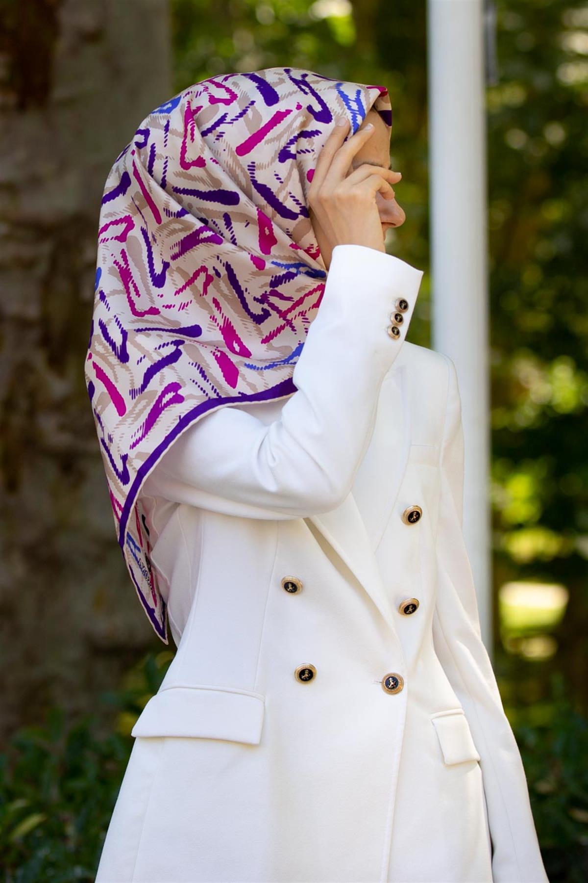 %100 Twill İpek Geometrik Desenli Mor - Fuşya Renkli 90x90 Eşarp Dikim Şekli : El Dikişi