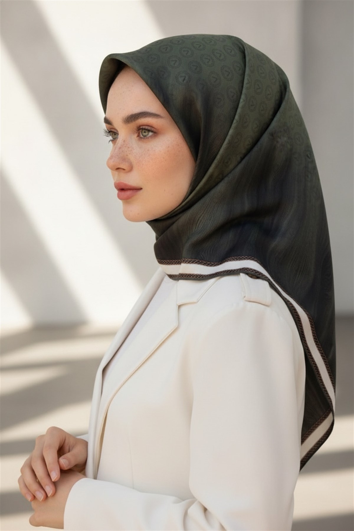 100% Twill İpek Monogram Desenli Haki Renkli 90x90 Dikim Şekli : El Dikişi Eşarp