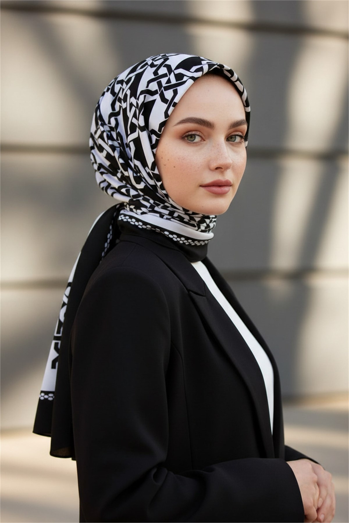 KREP GEOMETRİK DESENLİ SİYAH - BEYAZ RENKLİ 75X195 KIRIŞMAZ ŞAL