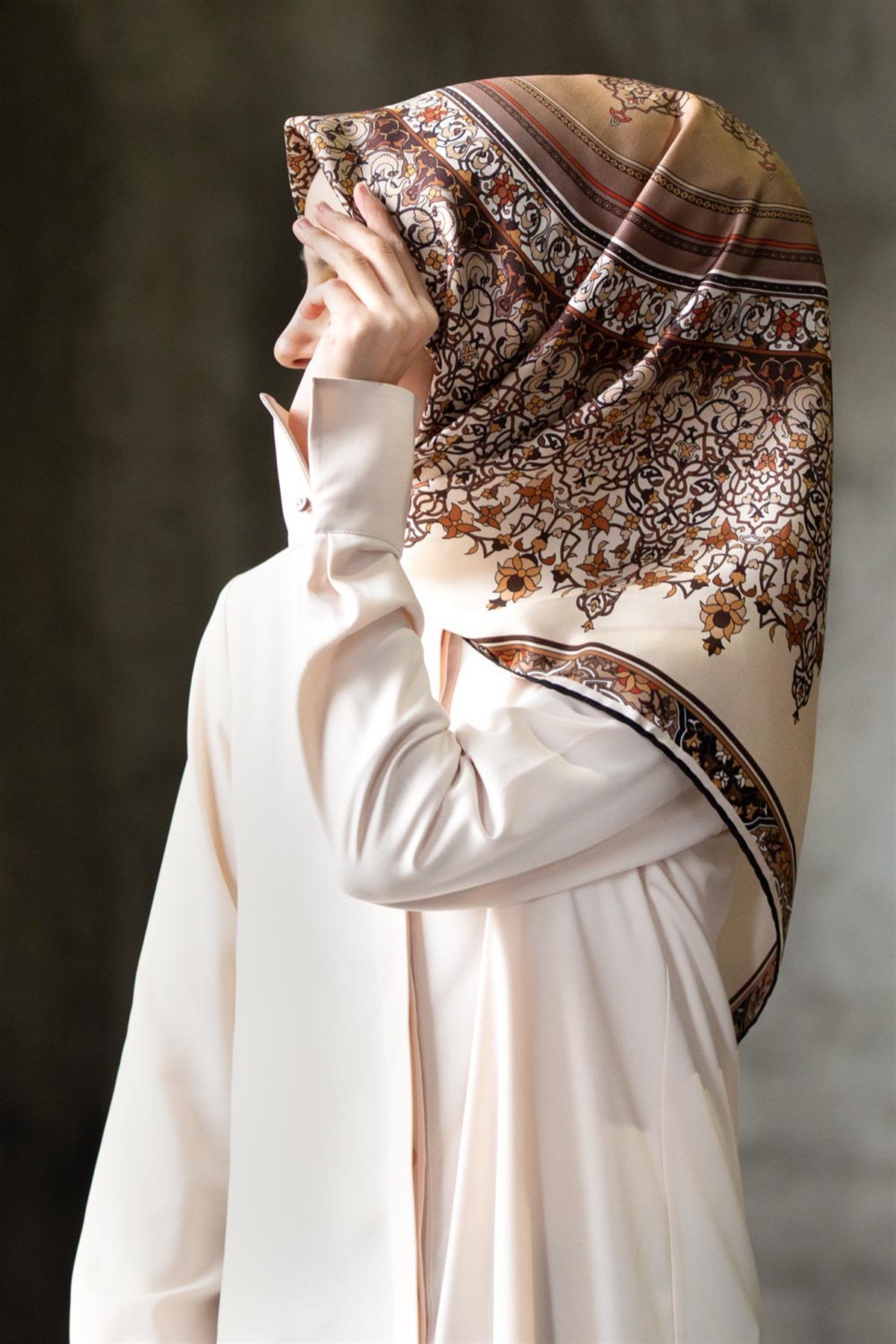 %100 Twill İpek Şal Desenli Bej Renkli 90x90 Eşarp Dikim Şekli : El Dikişi