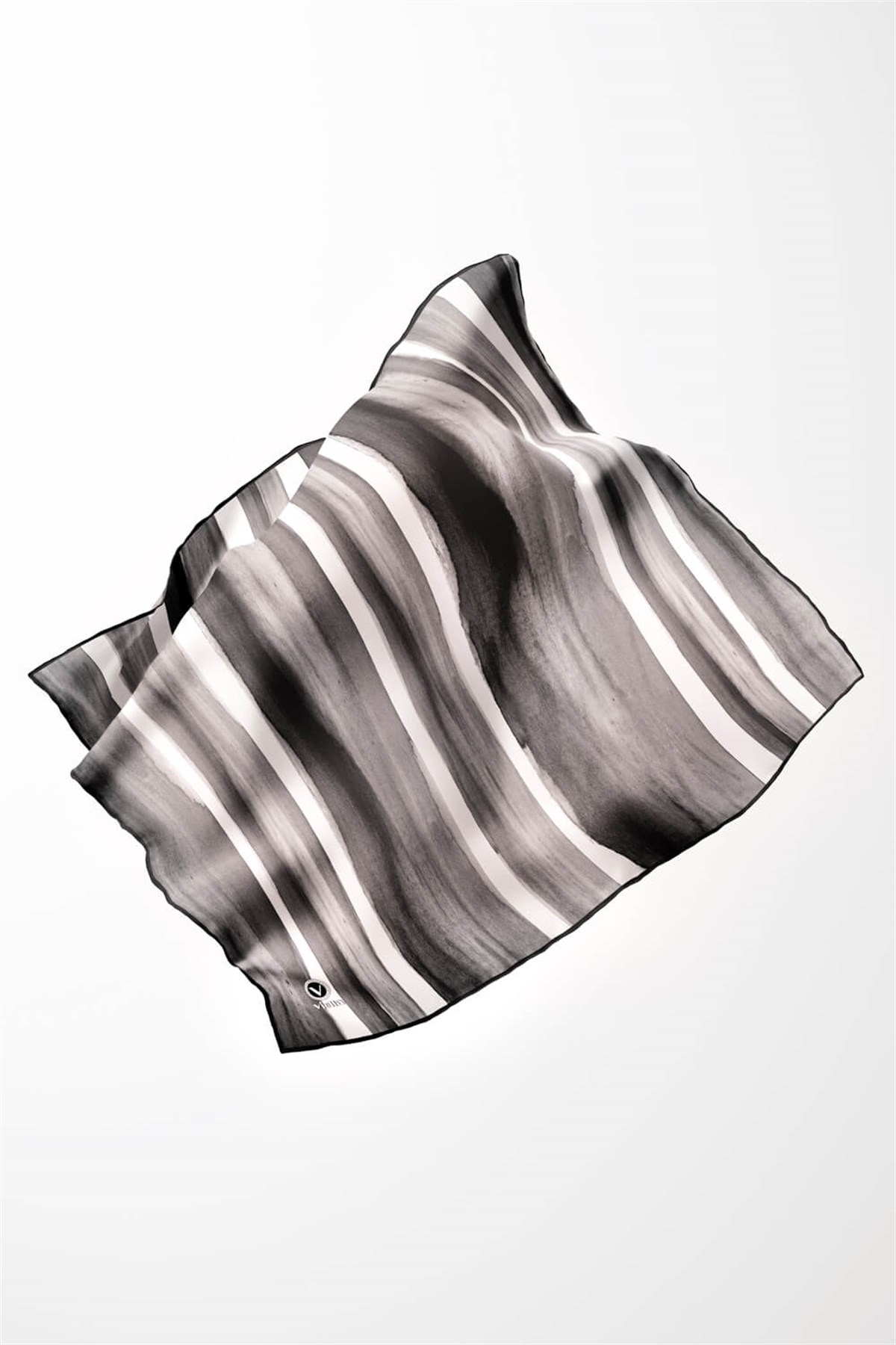 Twill Suluboya Çizgi Desenli Siyah - Beyaz Renkli 90x90 Eşarp (İpek İçermez) Kenar Dikiş Şekli El Dikişli