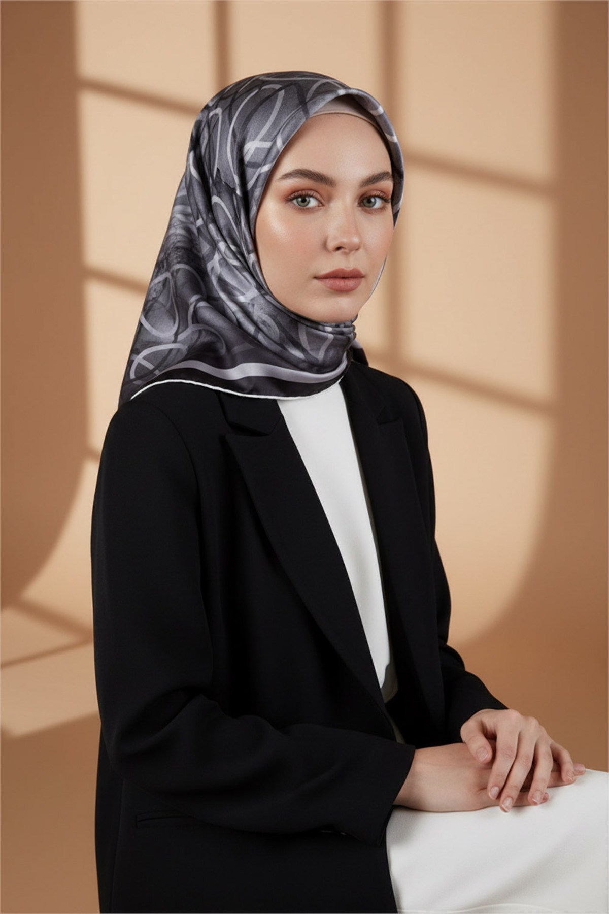 Kristal Geometrik Desenli Gri Renkli 90x90 Eşarp (İpek İçermez) Kenar Dikiş Şekli El Dikişli