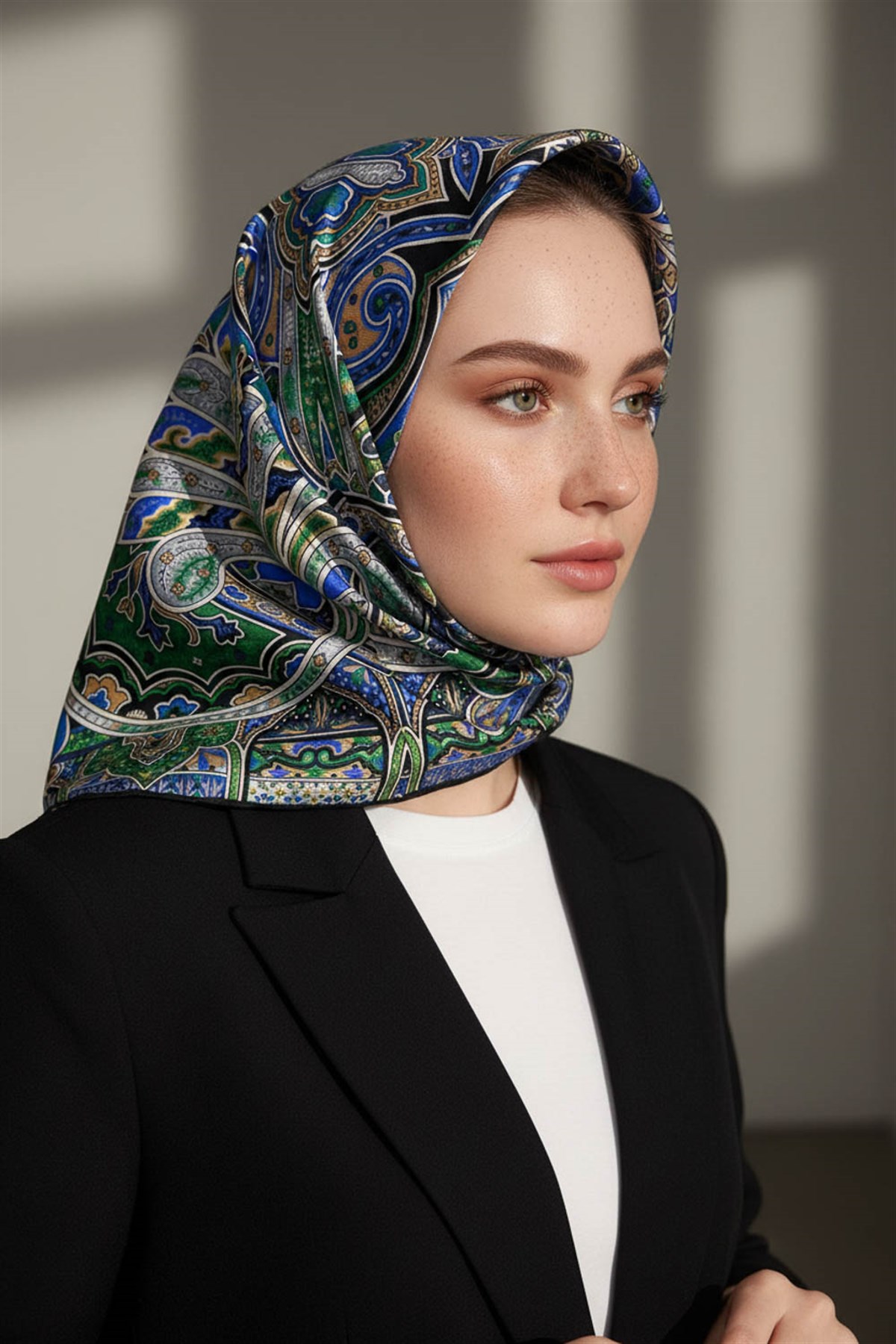 100% Twill İpek Etnik Desenli Saks - Zümrüt Yeşili Renkli 90x90 Dikim Şekli : El Dikişi Eşarp