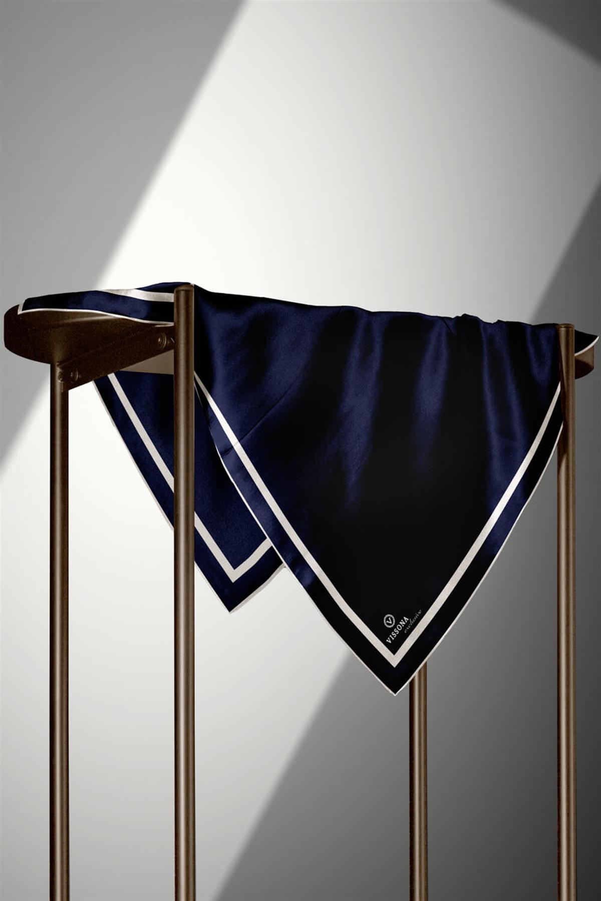 100% Twill İpek Düz Renk Bordür Desenli Lacivert - Krem Renkli Daha Tok Exclusive Serisi 90x90 Dikim Şekli : El Dikişi Eşarp