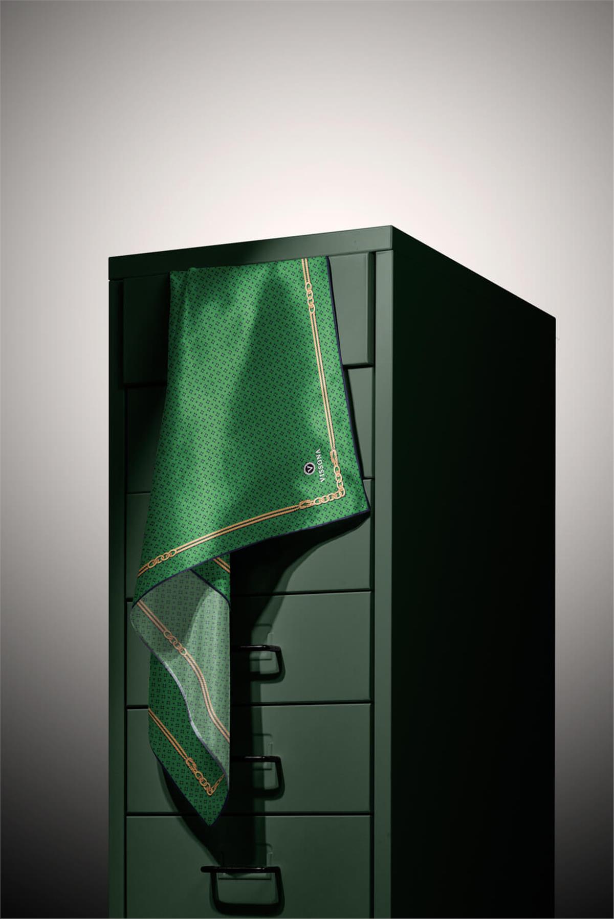 %100 Twill İpek Zincir Desenli Zümrüt Yeşili - Siyah Renkli 90x90 Eşarp Dikim Şekli : El Dikişi