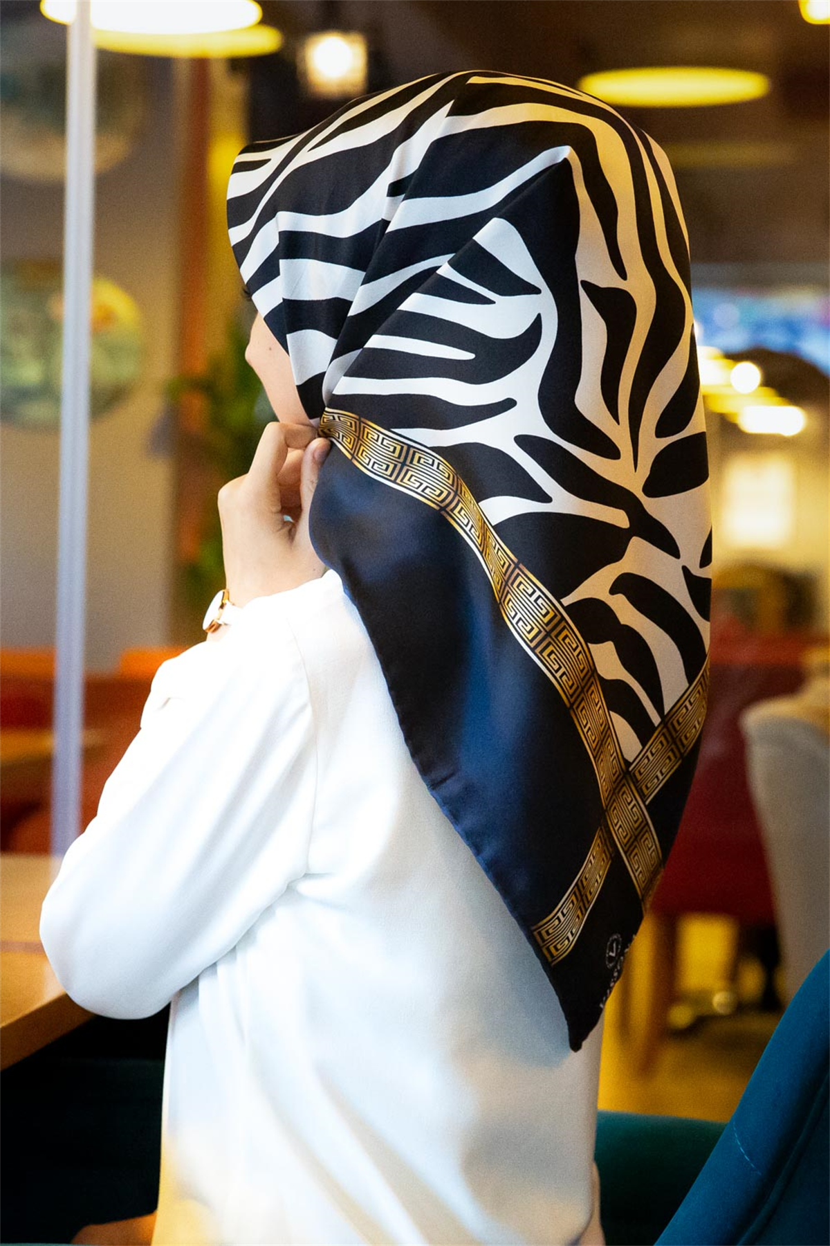 % 57 İPEK % 43 VİSKON Twill İpek Zebra Desenli Lacivert - Gold Renkli 90x90 Eşarp Dikim Şekli : El Dikişi