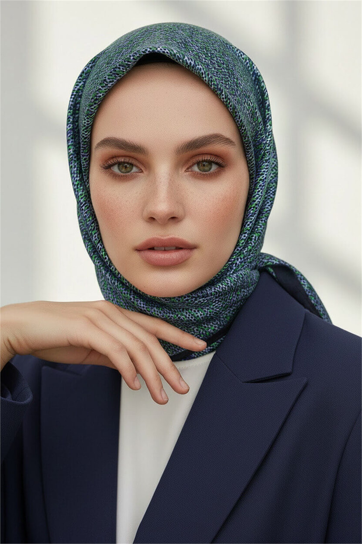 %100 Twill İpek Dokulu Desen Saks - Zümrüt Yeşili Renkli 90x90 Eşarp Kenar Dikiş Şekli El Dikişli
