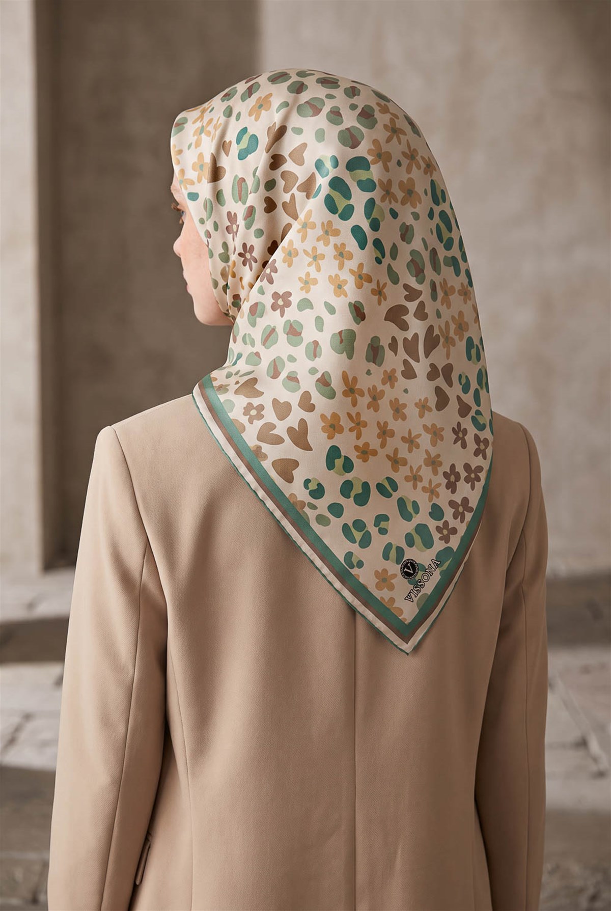 %100 Twill İpek Kalpli Leopar Desenli Zümrüt Yeşili - Vizon Renkli 90x90 Eşarp Dikim Şekli : El Dikişi