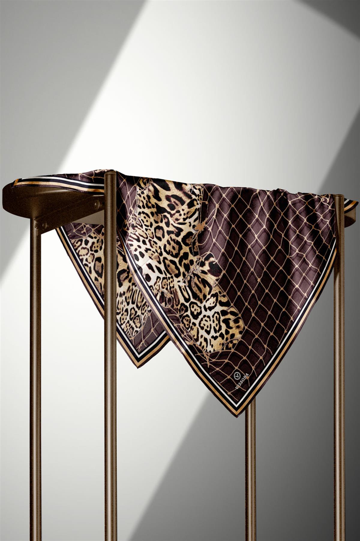 %100 Twill İpek Leopar Desenli Sütlükahverengi Renkli 90x90 Eşarp Dikim Şekli : El Dikişi