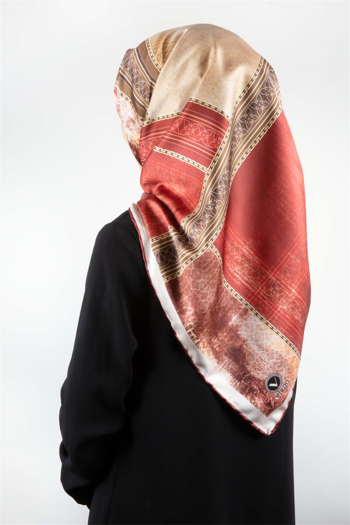 Twill Dokulu Ve Geometrik Desenli Bordo Renkli 90x90 Eşarp (İpek İçermez) Dikim Şekli : El Dikişi