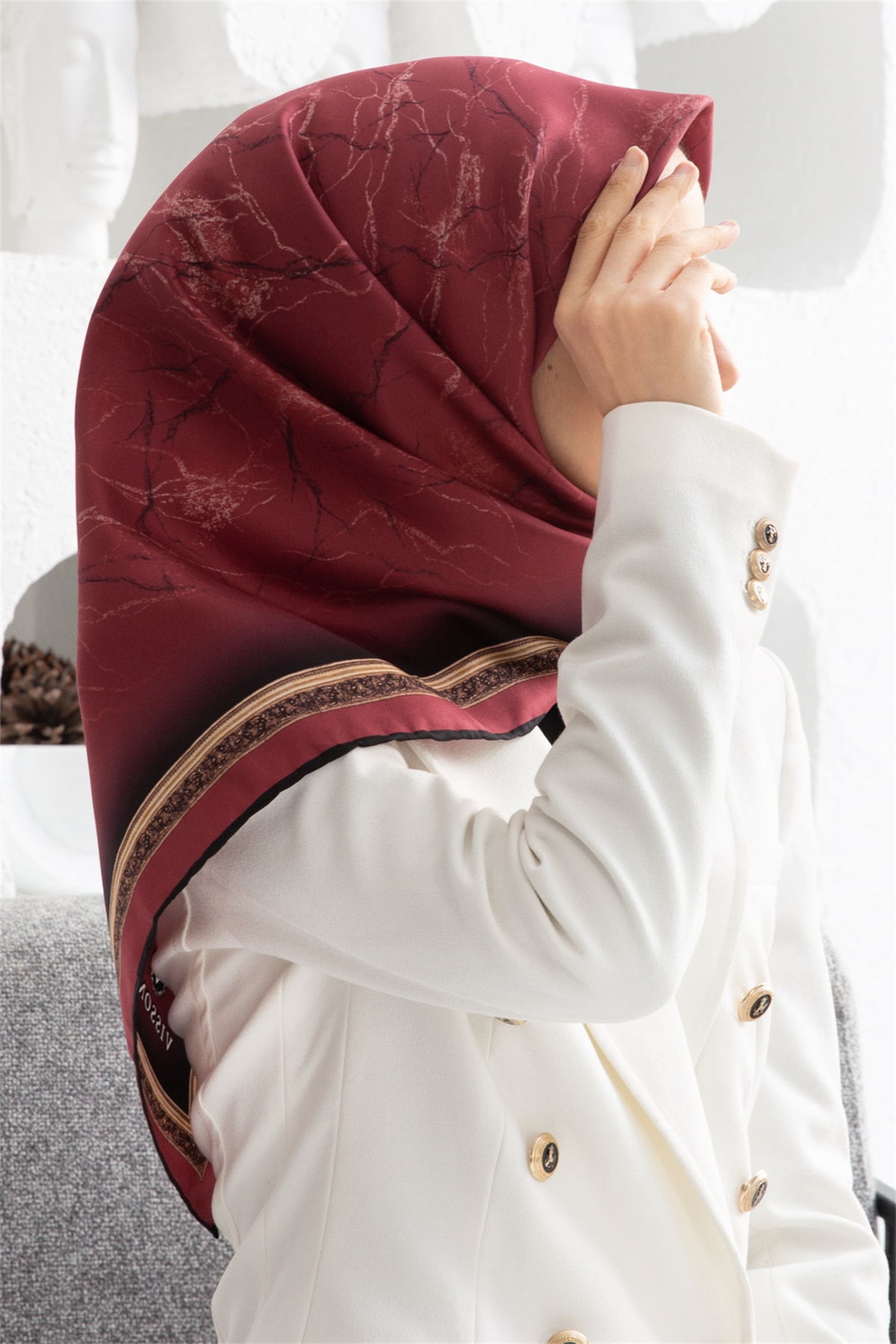 % 57 İPEK % 43 VİSKON Twill İpek Mermer Desenli Bordo Renkli 90x90 Eşarp Dikim Şekli : El Dikişi