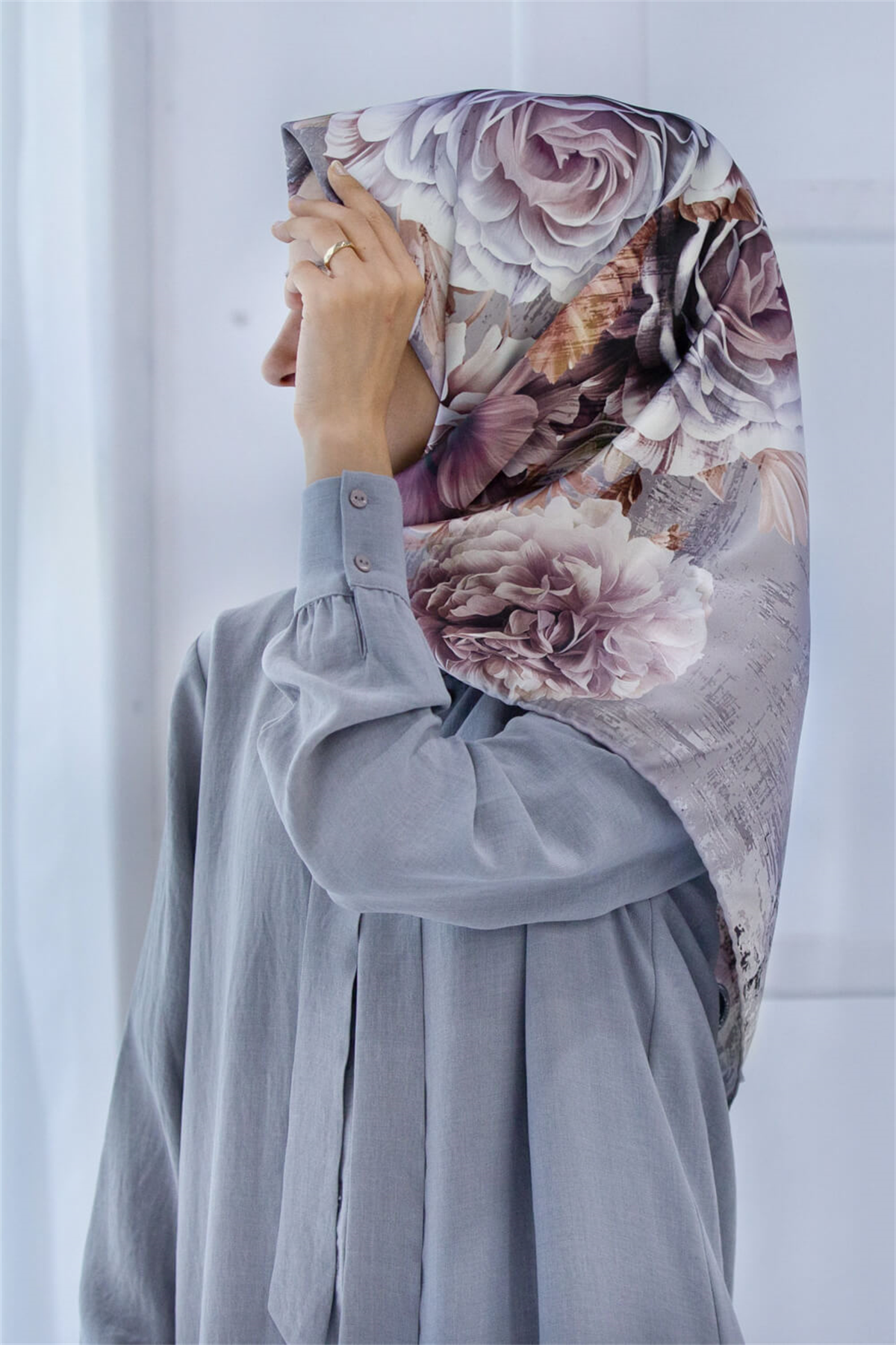 Rayon Büyük Çiçek Desenli Gri Renkli 90x90 Eşarp (İpek İçermez) Kenar Dikiş Şekli El Dikişli