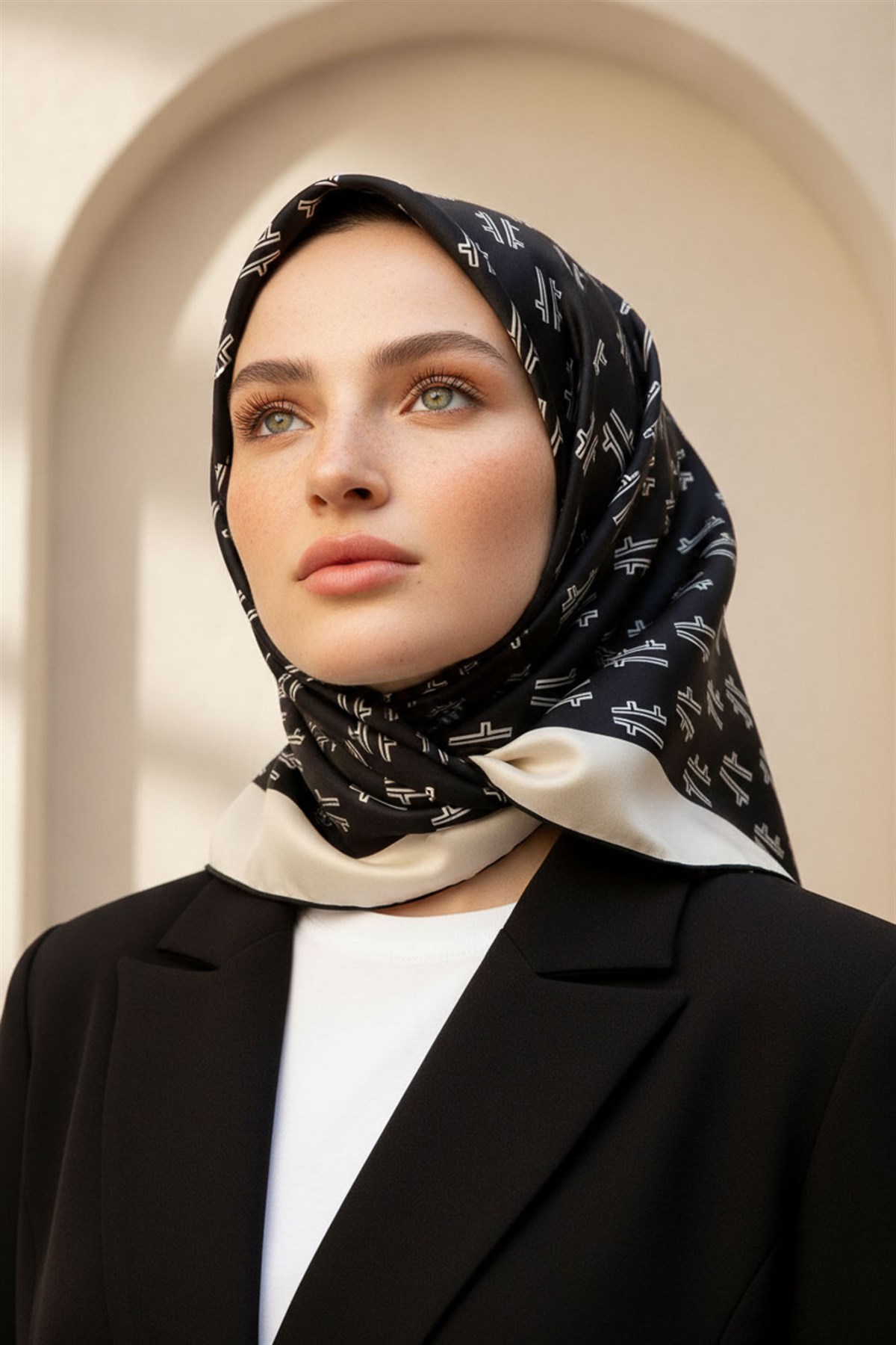 % 57 İPEK % 43 VİSKON Twill İpek Geometrik Desenli Siyah - Krem Renkli 90x90 Eşarp Dikim Şekli : El Dikişi