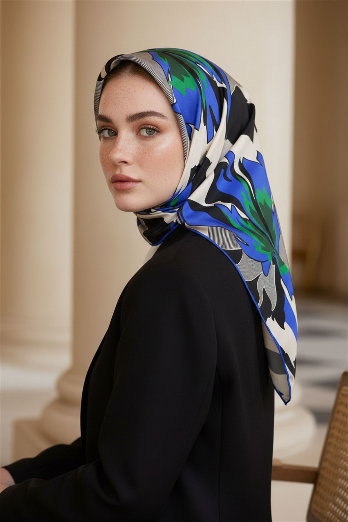 %100 Twill İpek Çiçek Desenli Krem - Saks Renkli 90x90 Eşarp Dikim Şekli : El Dikişi