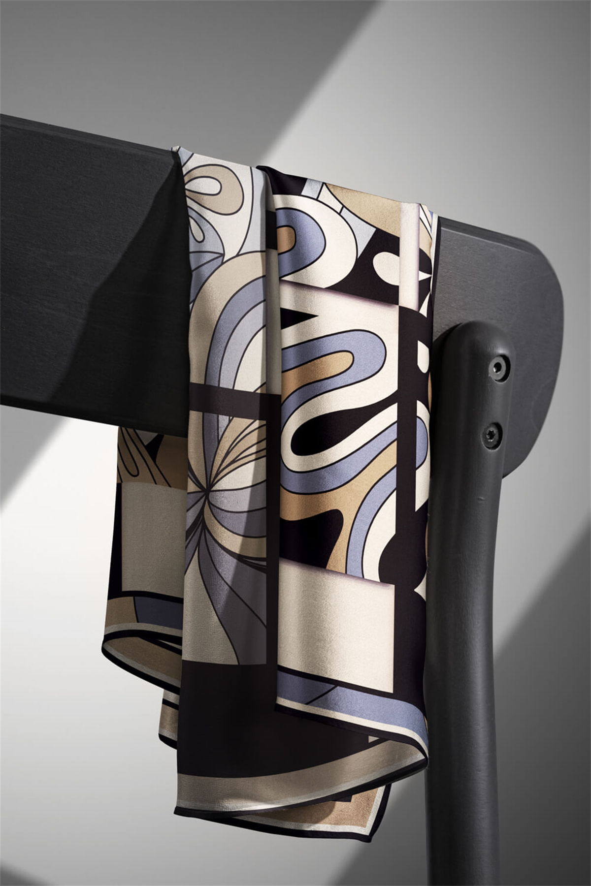 % 57 İPEK % 43 VİSKON Twill İpek Geometrik Desenli Bej - Gri Renkli 90x90 Dikim Şekli : El Dikişi Eşarp