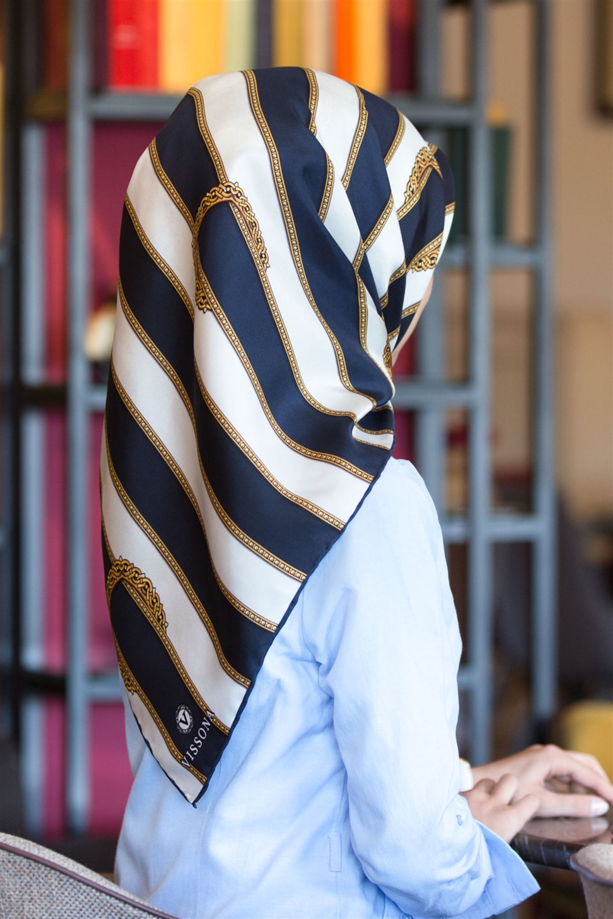 %100 Twill İpek Kemer Desenli Lacivert - Krem Renkli 90x90 Eşarp Dikim Şekli : El Dikişi