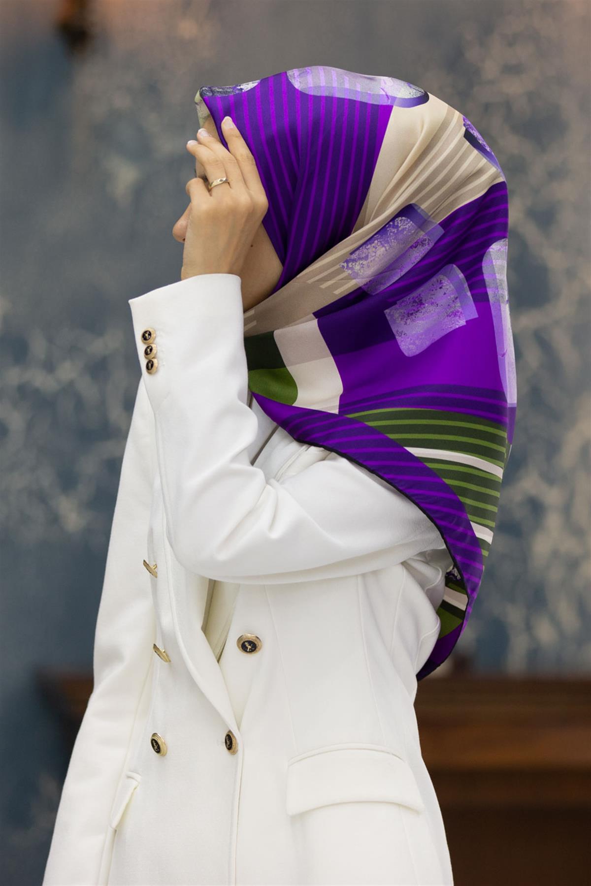 %100 Twill İpek Geometrik Desenli Mor - Haki Renkli 90x90 Eşarp Dikim Şekli : El Dikişi