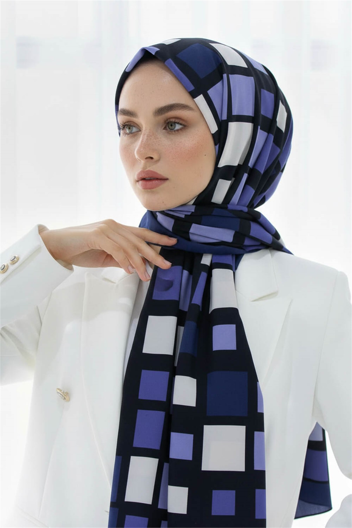 KREP KARE DESENLİ İNDİGO RENKLİ 75X195 KIRIŞMAZ ŞAL