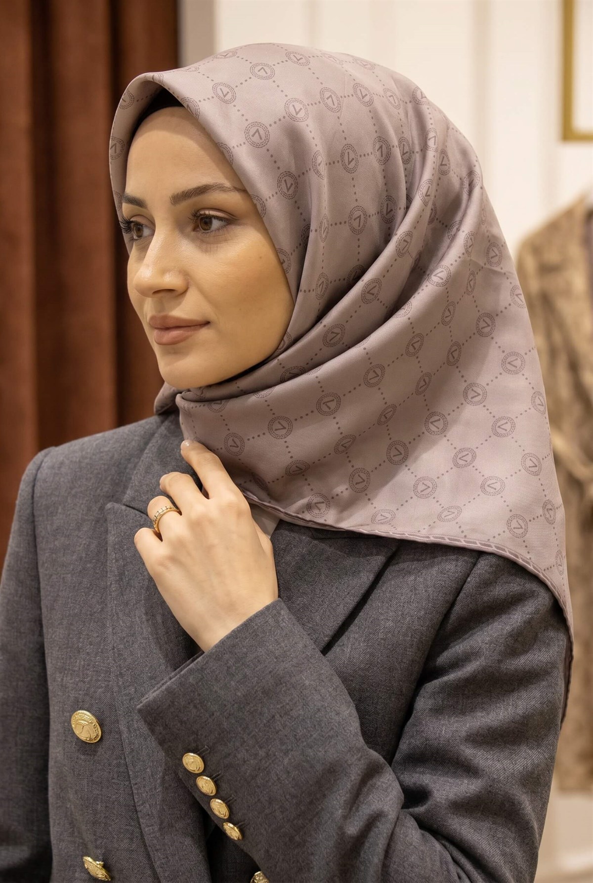 %100 Twill İpek Monogram Desenli Taş Renkli 90x90 Eşarp Dikim Şekli : El Dikişi