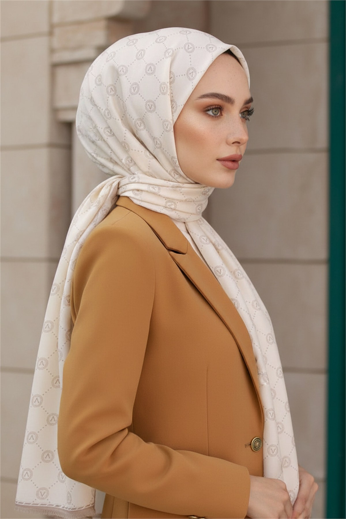 %100 Saf İpek Şal İnce Saten Vual Dokuma V Logo Desenli Bej Renkli 90x210 Şal