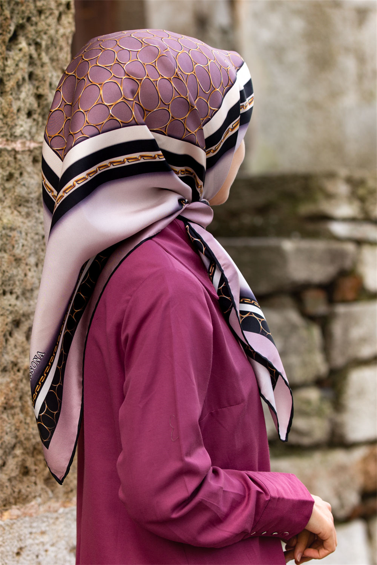 % 57 İPEK % 43 VİSKON Twill İpek Gold Halka Desenli Pudra - Siyah Renkli 90x90 Eşarp Dikim Şekli : El Dikişi