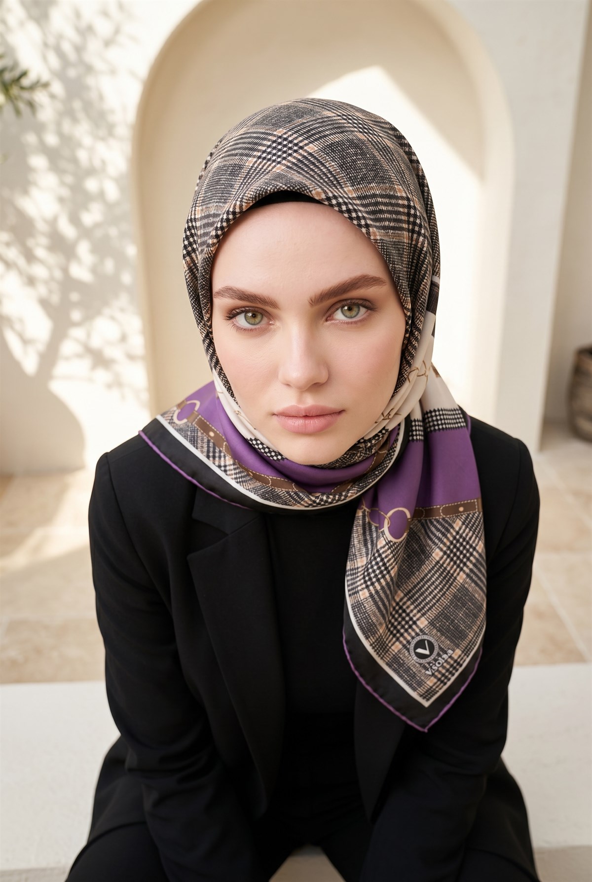Twill Kemer ve Zincir Detaylı Ekose Desenli Lila Renkli 90x90 Eşarp (İpek İçermez) Kenar Dikiş Şekli El Dikişli