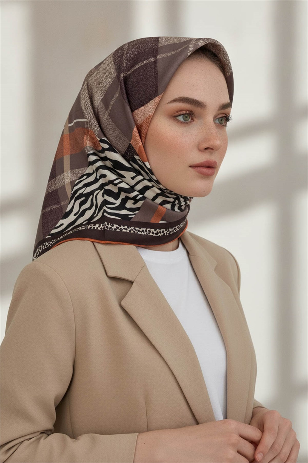 %100 Twill İpek Ekoseli Ve Leopar Desenli Bej - Taba Renkli 90x90 Eşarp Dikim Şekli : El Dikişi