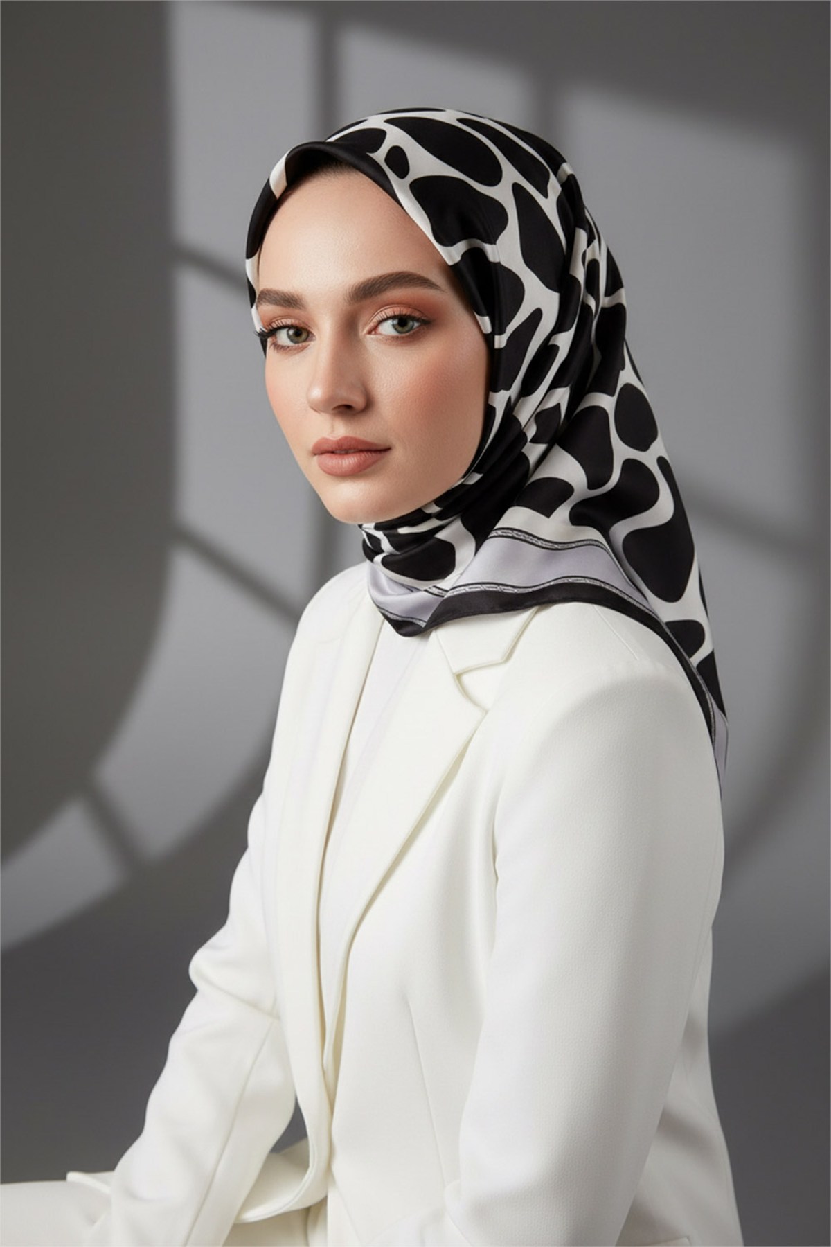 Kristal Taş Desenli Gümüş Renkli 90x90 Eşarp (İpek İçermez) Dikim Şekli : El Dikişi