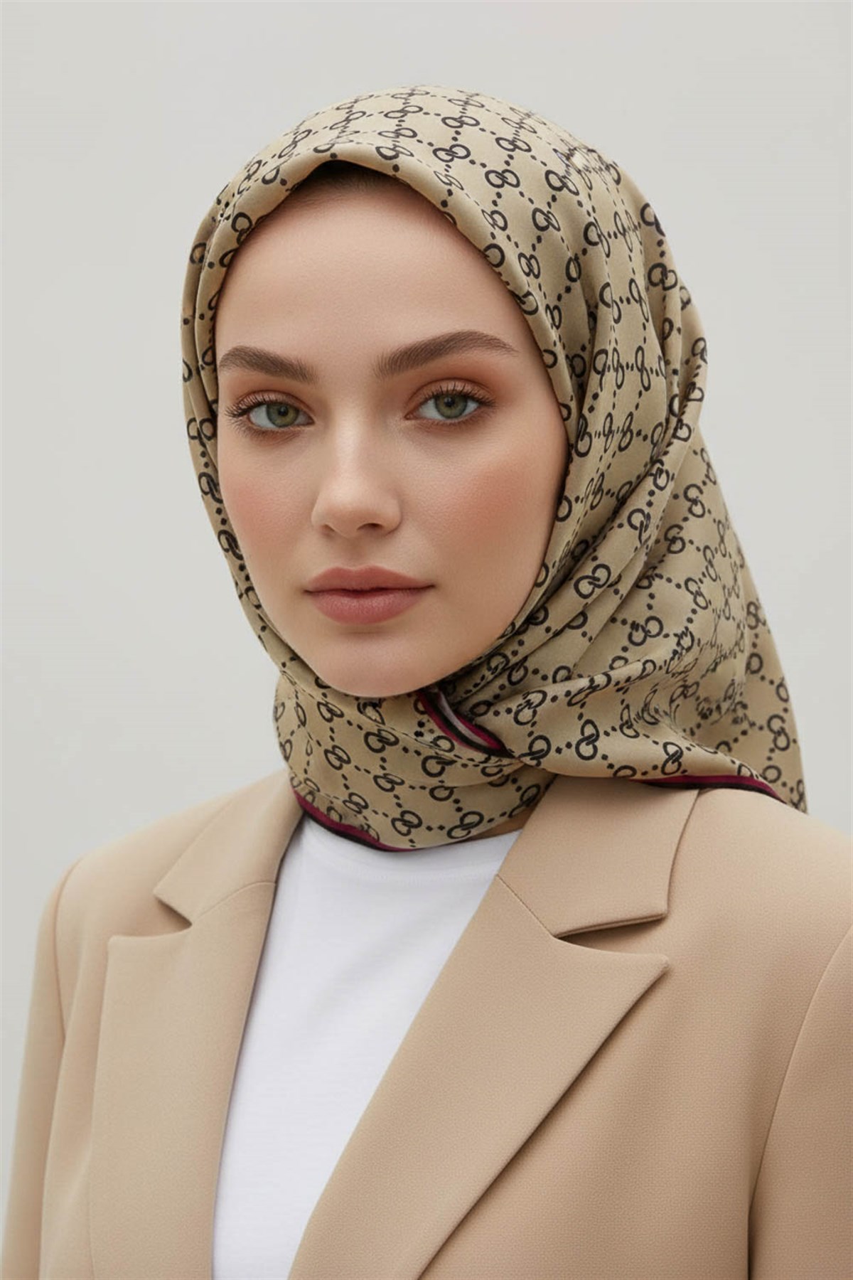 %100 Twill İpek Geometrik Desenli Siyah - Bej Renkli 90x90 Eşarp Dikim Şekli : El Dikişi