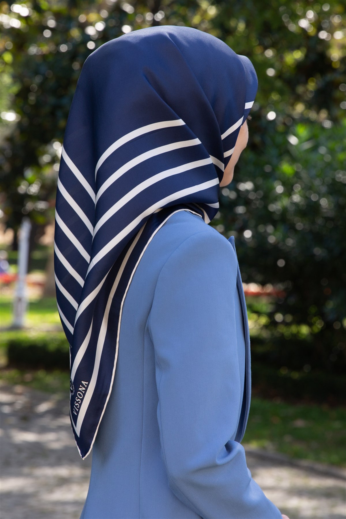 %100 Twill İpek Çizgili Desenli Lacivert - Krem Renkli 90x90 Eşarp Dikim Şekli : El Dikişi