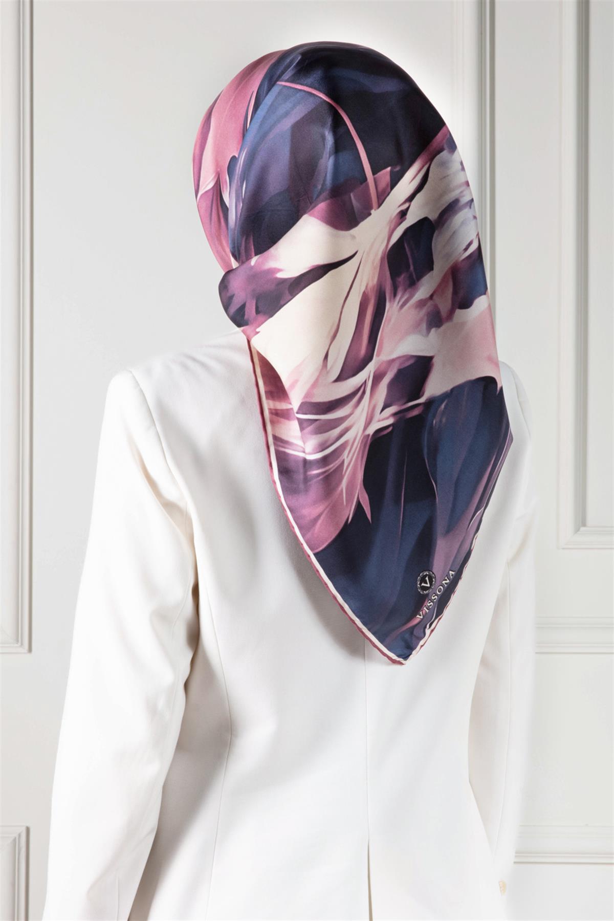 %100 Twill İpek Yaprak Desenli Pudra - Lacivert Renkli 90x90 Eşarp Dikim Şekli : El Dikişi