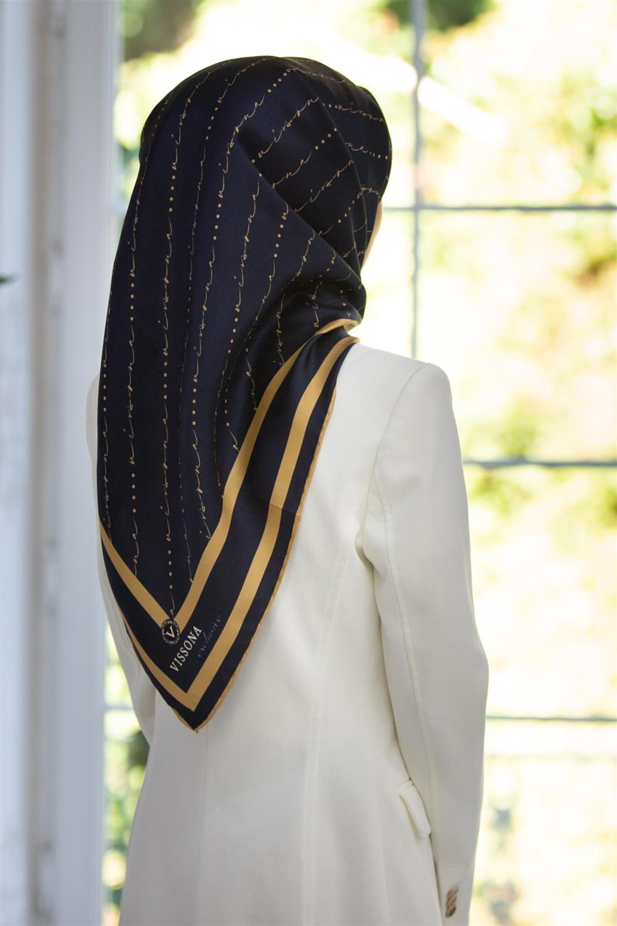 %100 Twill İpek El Yazısı Vissona Desenli Lacivert - Gold Renkli Daha Tok Exclusive Serisi 90x90 Eşarp Kenar Dikiş Şekli : El Dikişi