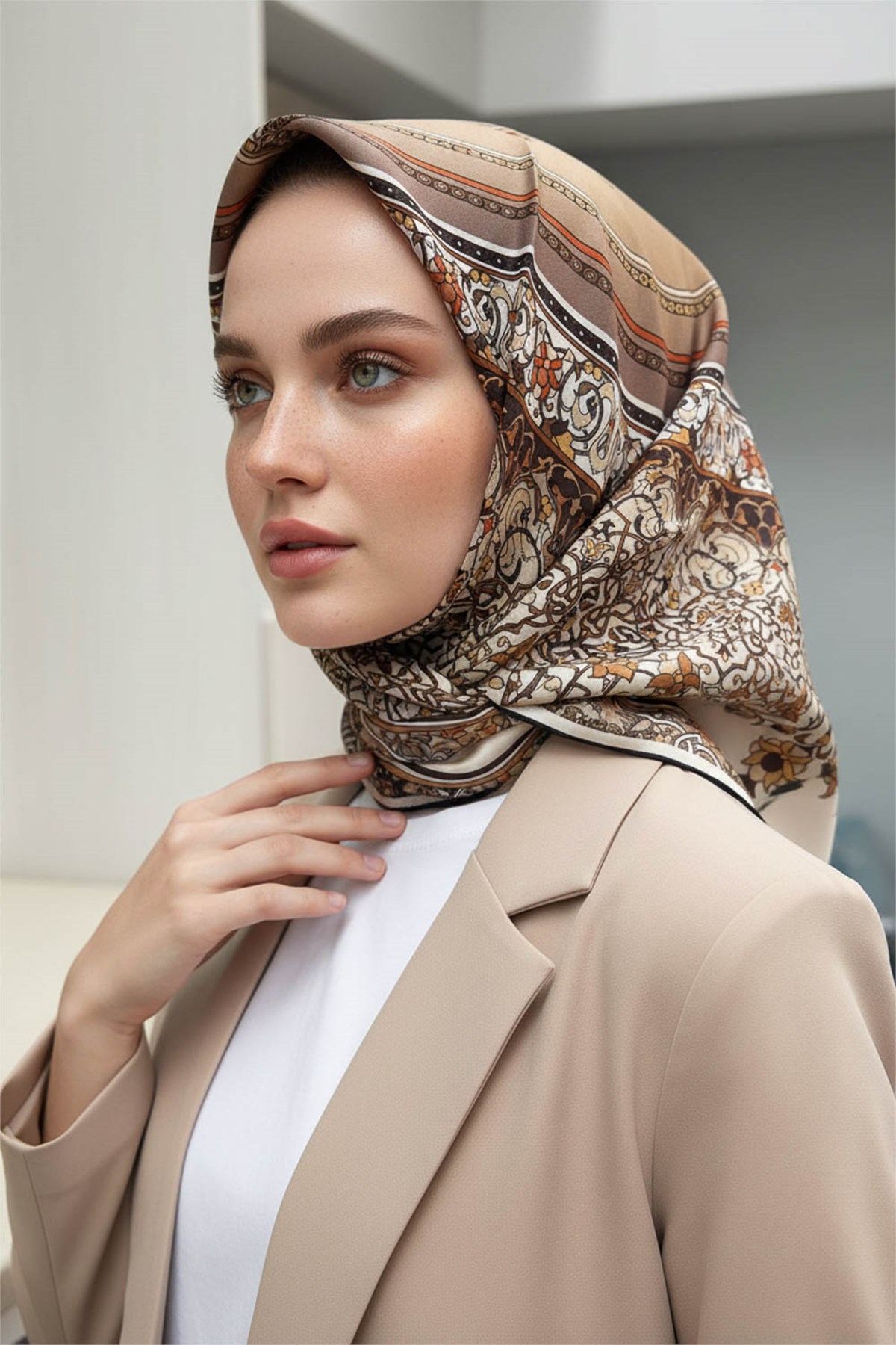 %100 Twill İpek Şal Desenli Bej Renkli 90x90 Eşarp Dikim Şekli : El Dikişi