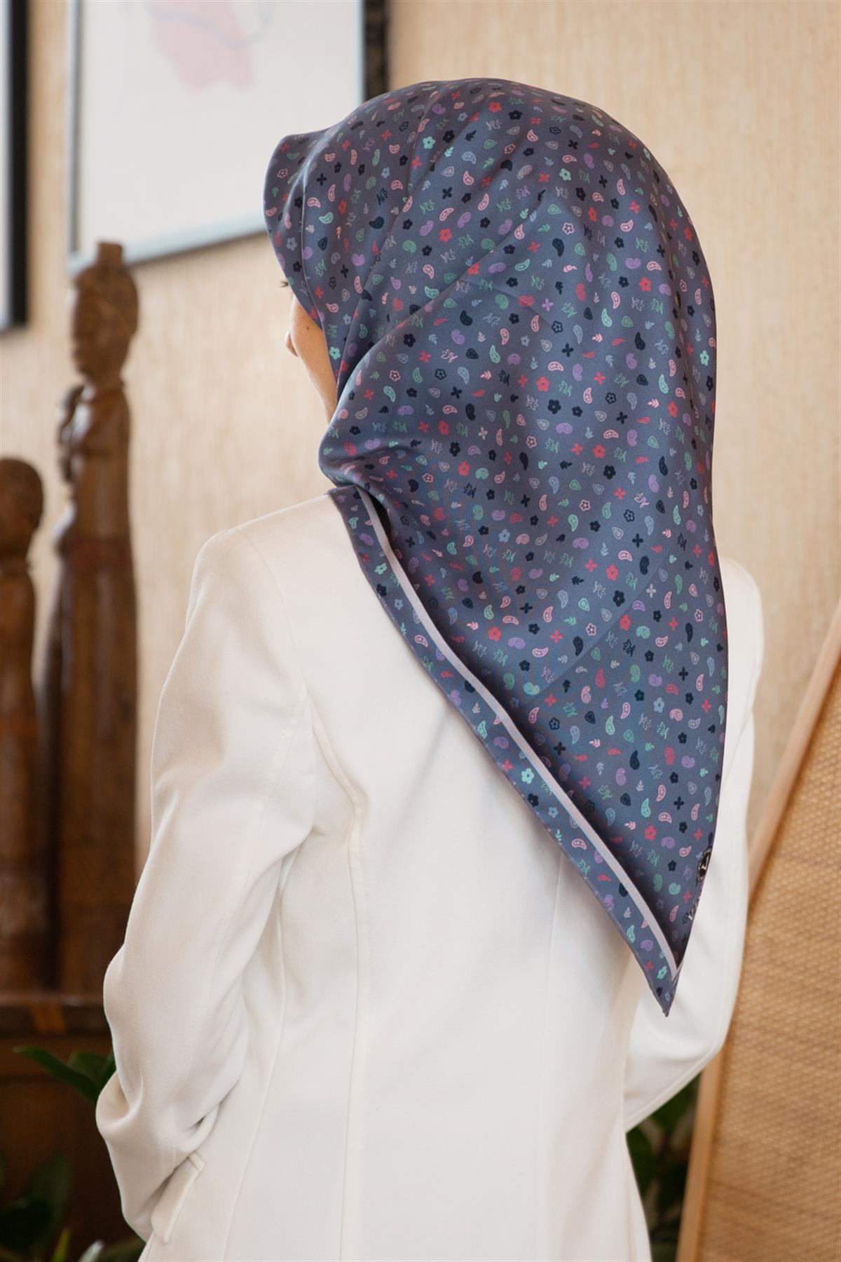 %100 Twill İpek Çıtır Desenli İndigo Renkli 90x90 Eşarp Dikim Şekli : El Dikişi