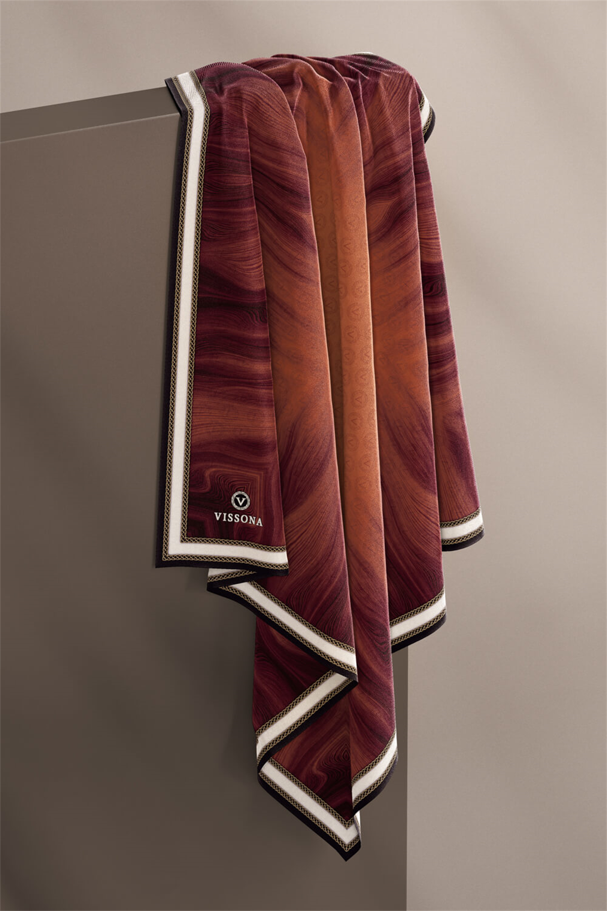 100% Twill İpek Monogram Desenli Taba Renkli 90x90 Dikim Şekli : El Dikişi Eşarp