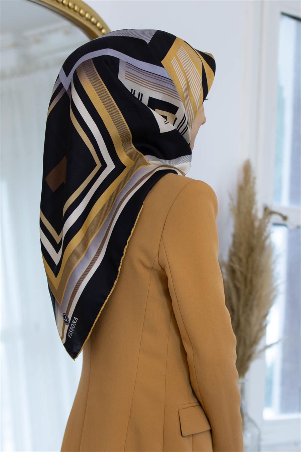 %100 Twill İpek Kare Desenli Siyah - Gold Renkli 90x90 Eşarp Kenar Dikiş Şekli El Dikişli