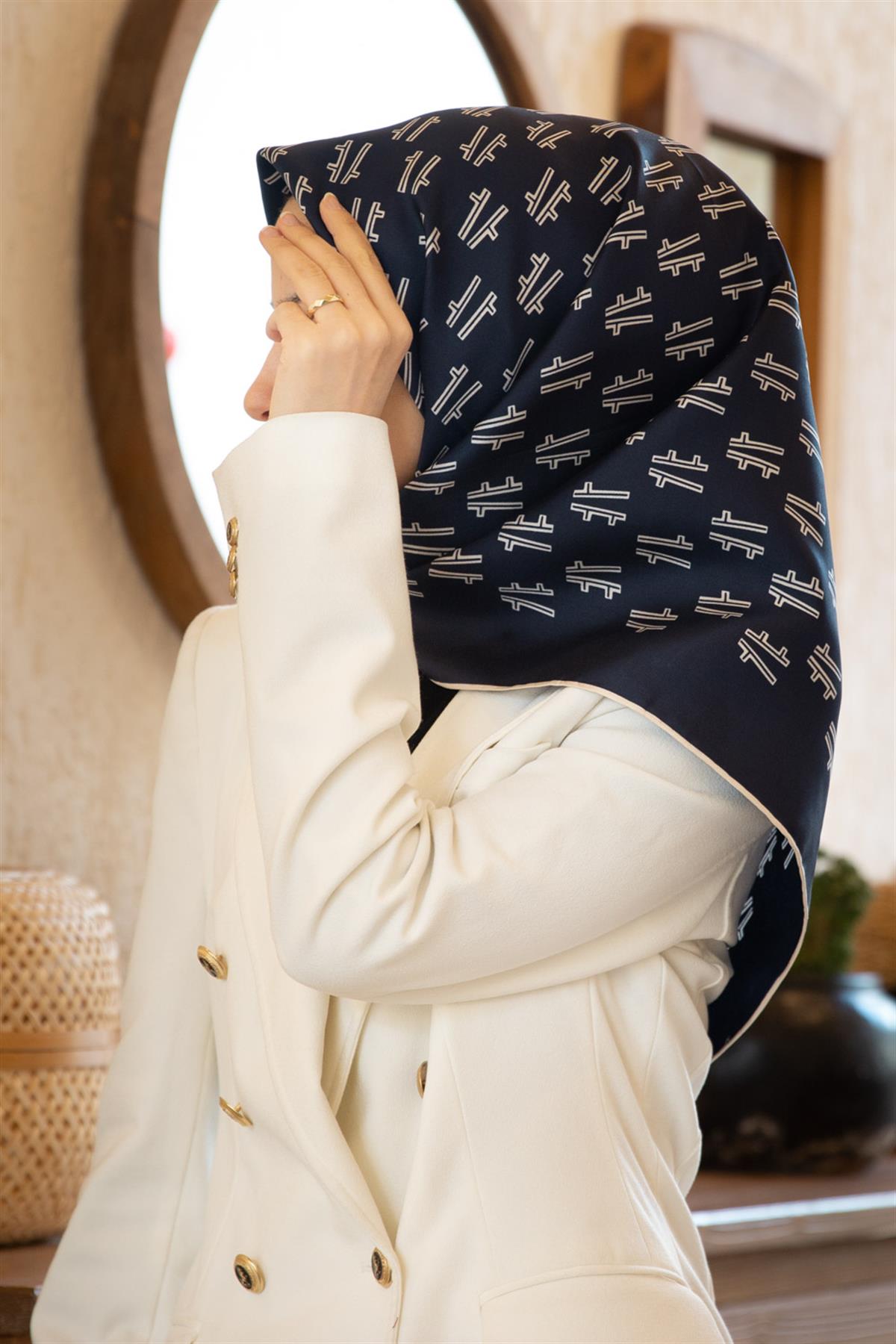 %100 Twill İpek Geometrik Desenli Lacivert - Krem Renkli 90x90 Eşarp Dikim Şekli : El Dikişi