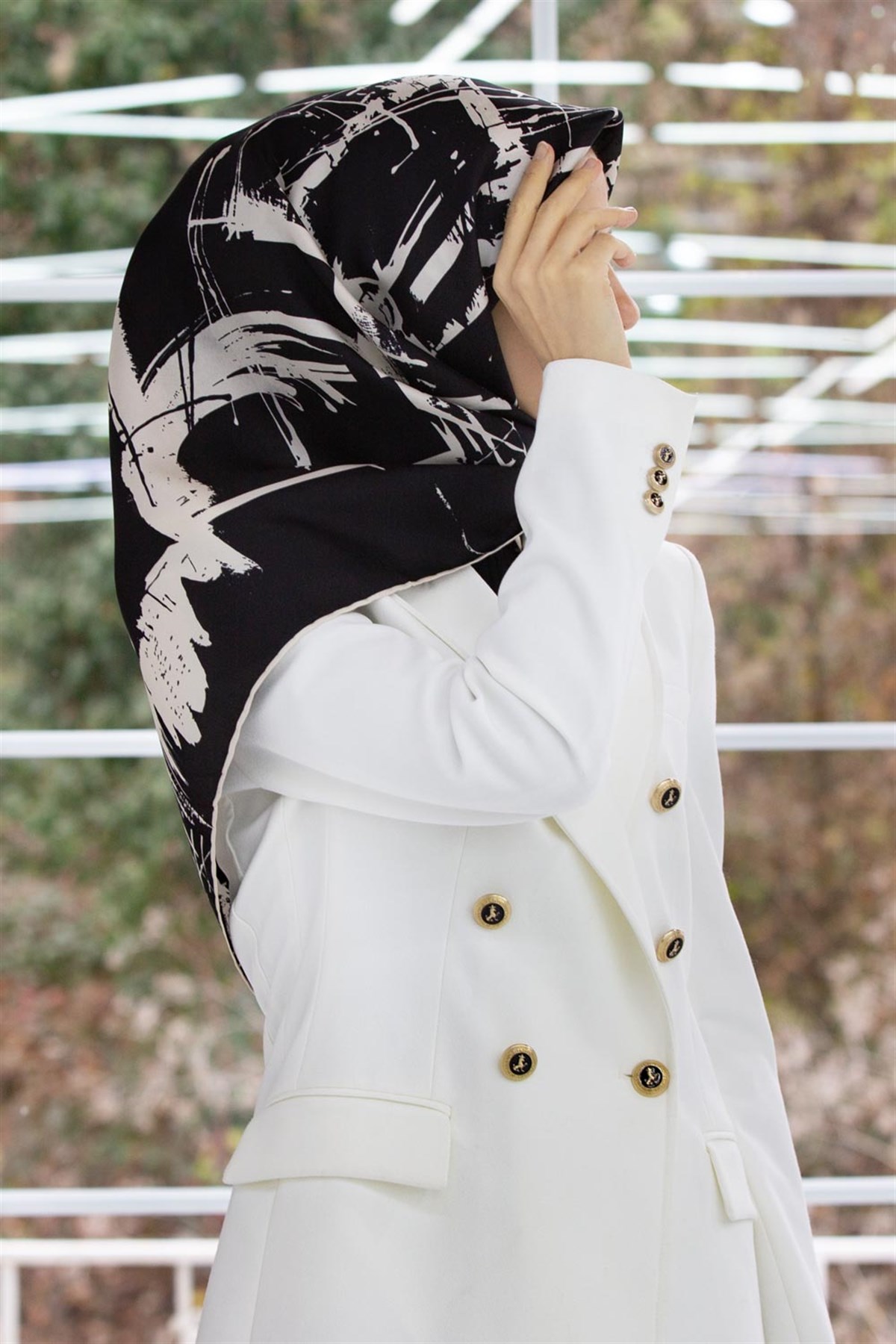 %100 Twill İpek Geometrik Desenli Siyah - Krem Renkli 90x90 Eşarp Dikim Şekli : El Dikişi